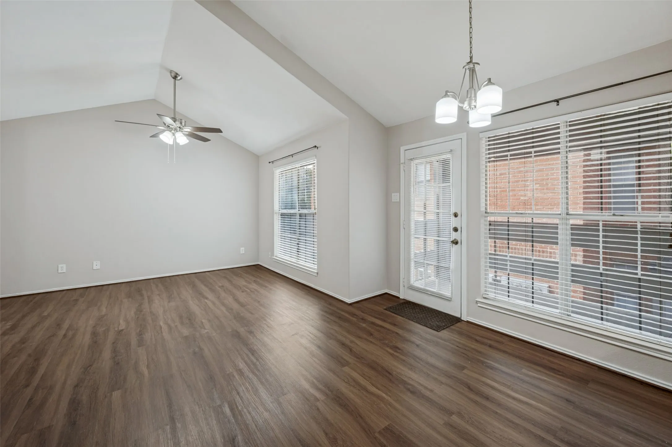 Condominium For Sale in Tarrant County , 256 Jefferson Parkway, Fort Worth, Texas 76107, 1 Bedroom, 1 Bathroom, Garage spaces, 806 Sqft, built in 1984, mls#21400585, Real Estate Agent in Fort Worth, Homes For Sale in Tarrant county, Homes For Sale in Fort Worth, Realtor in Fort Worth Texas, Real Estate Brokerage Independent Realty Texas, Luminita Cordes Realtor