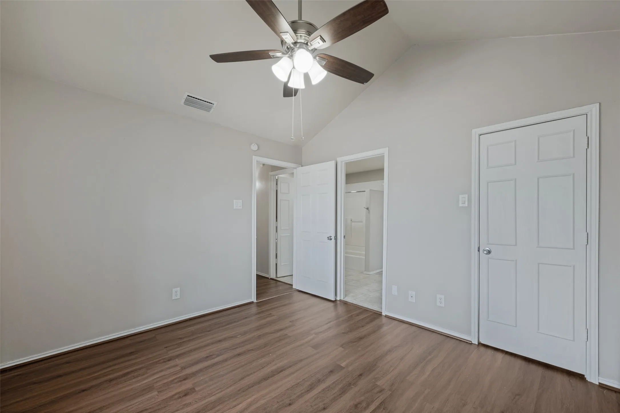 Condominium For Sale in Tarrant County , 256 Jefferson Parkway, Fort Worth, Texas 76107, 1 Bedroom, 1 Bathroom, Garage spaces, 806 Sqft, built in 1984, mls#21400585, Real Estate Agent in Fort Worth, Homes For Sale in Tarrant county, Homes For Sale in Fort Worth, Realtor in Fort Worth Texas, Real Estate Brokerage Independent Realty Texas, Luminita Cordes Realtor