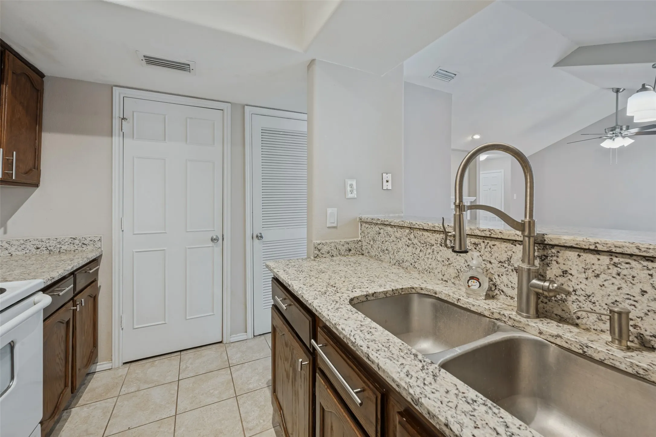 Condominium For Sale in Tarrant County , 256 Jefferson Parkway, Fort Worth, Texas 76107, 1 Bedroom, 1 Bathroom, Garage spaces, 806 Sqft, built in 1984, mls#21400585, Real Estate Agent in Fort Worth, Homes For Sale in Tarrant county, Homes For Sale in Fort Worth, Realtor in Fort Worth Texas, Real Estate Brokerage Independent Realty Texas, Luminita Cordes Realtor