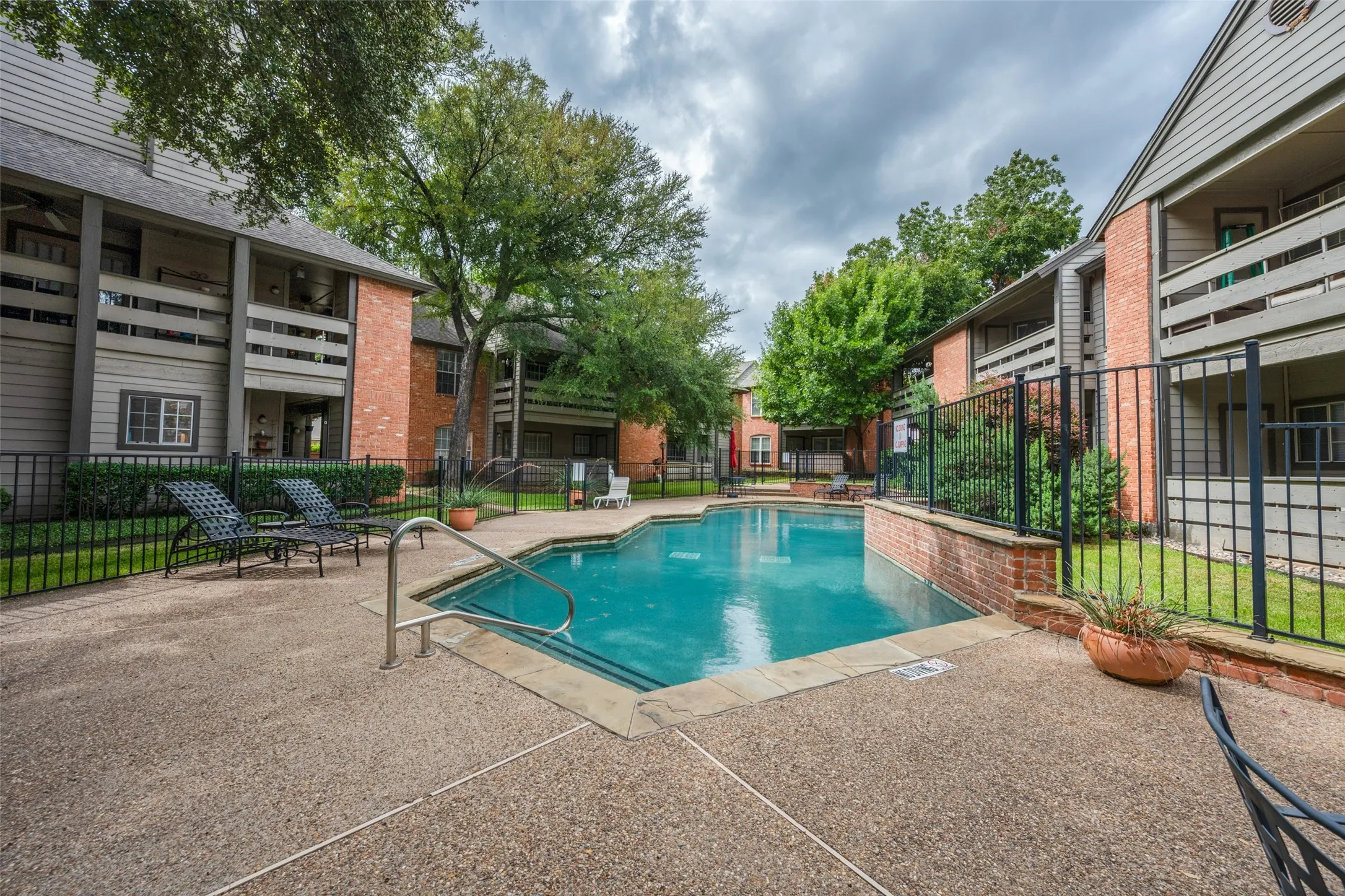 Condominium For Sale in Tarrant County , 256 Jefferson Parkway, Fort Worth, Texas 76107, 1 Bedroom, 1 Bathroom, Garage spaces, 806 Sqft, built in 1984, mls#21400585, Real Estate Agent in Fort Worth, Homes For Sale in Tarrant county, Homes For Sale in Fort Worth, Realtor in Fort Worth Texas, Real Estate Brokerage Independent Realty Texas, Luminita Cordes Realtor
