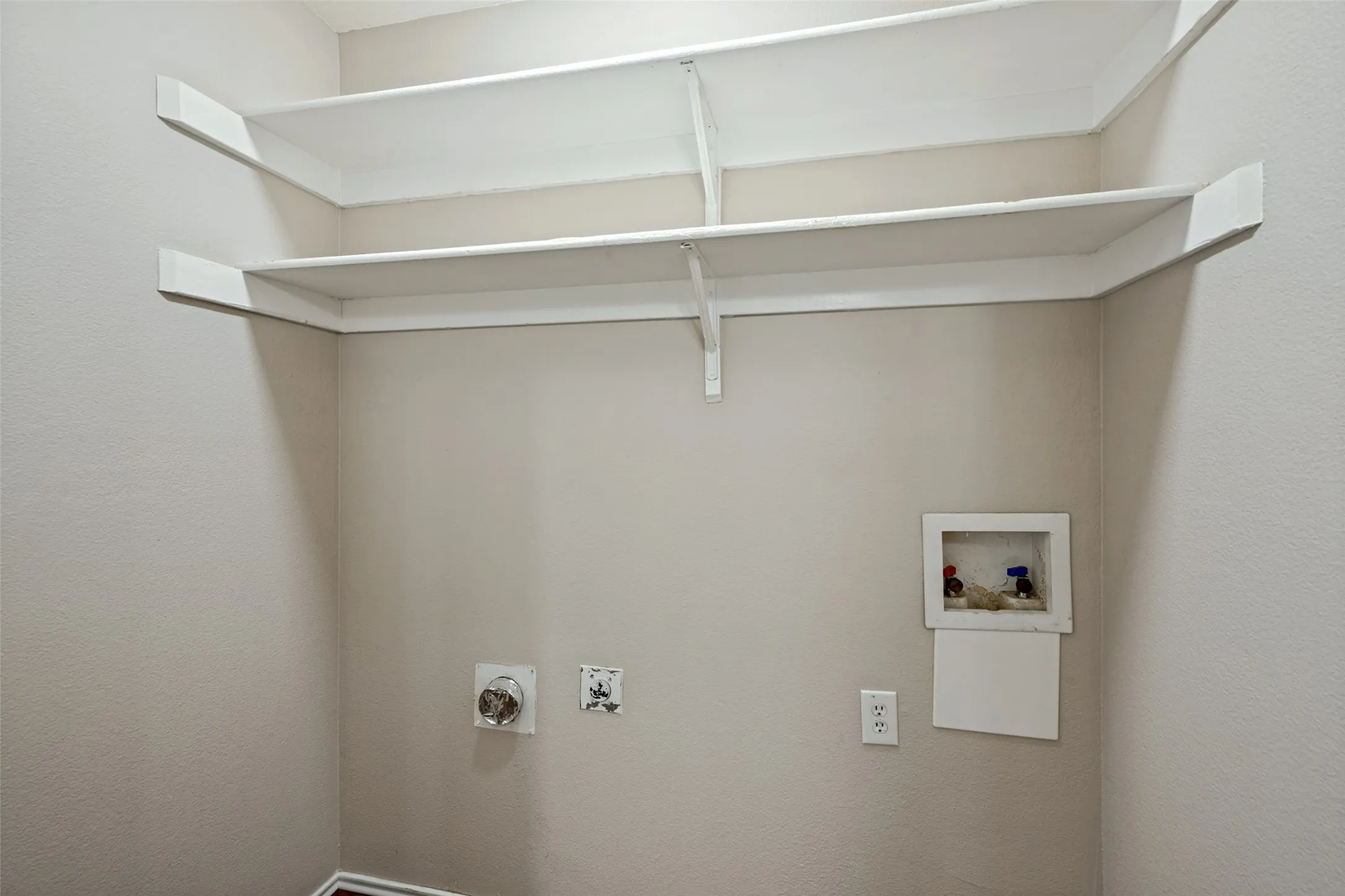 Condominium For Sale in Tarrant County , 256 Jefferson Parkway, Fort Worth, Texas 76107, 1 Bedroom, 1 Bathroom, Garage spaces, 806 Sqft, built in 1984, mls#21400585, Real Estate Agent in Fort Worth, Homes For Sale in Tarrant county, Homes For Sale in Fort Worth, Realtor in Fort Worth Texas, Real Estate Brokerage Independent Realty Texas, Luminita Cordes Realtor