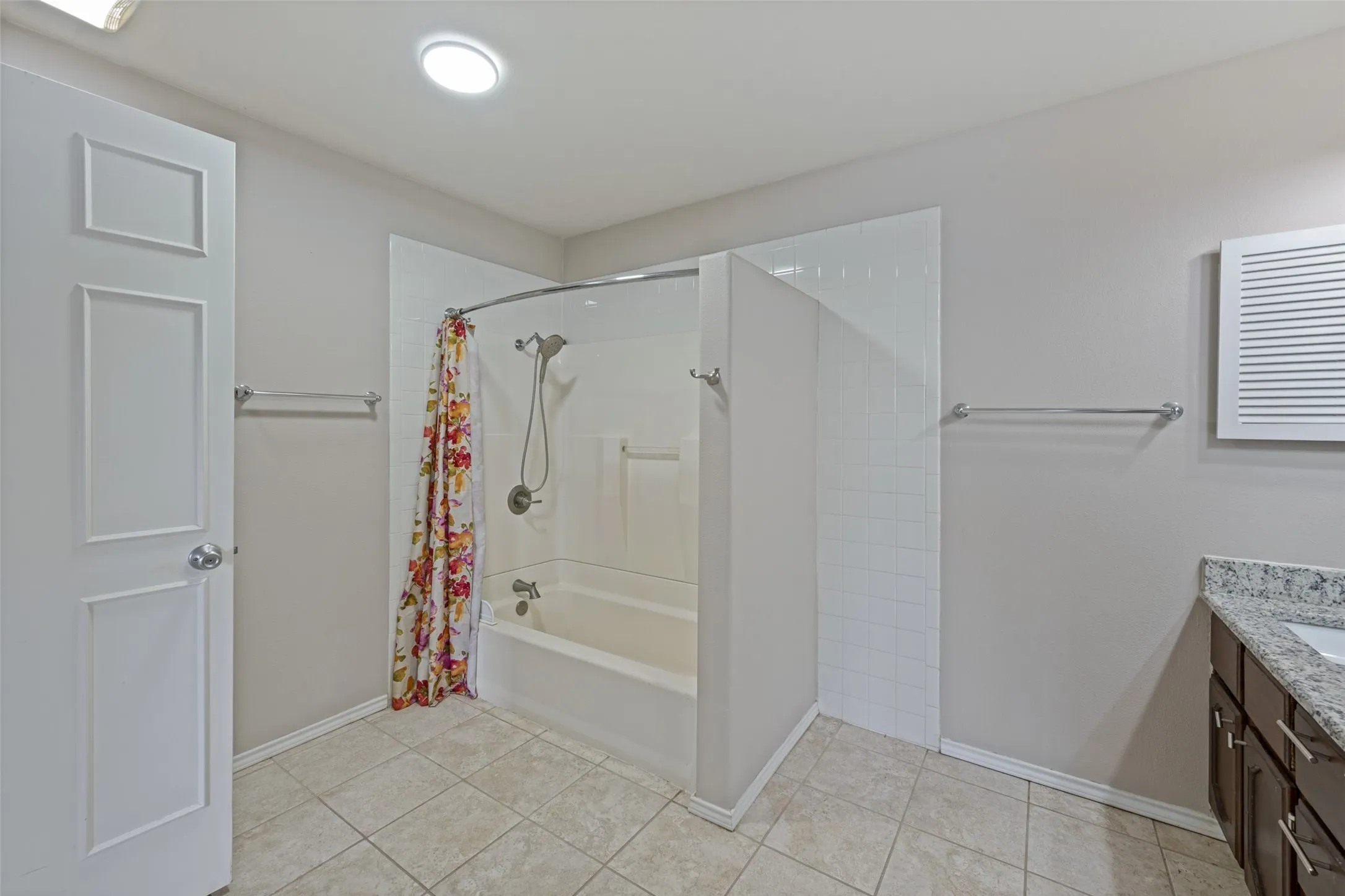 Condominium For Sale in Tarrant County , 256 Jefferson Parkway, Fort Worth, Texas 76107, 1 Bedroom, 1 Bathroom, Garage spaces, 806 Sqft, built in 1984, mls#21400585, Real Estate Agent in Fort Worth, Homes For Sale in Tarrant county, Homes For Sale in Fort Worth, Realtor in Fort Worth Texas, Real Estate Brokerage Independent Realty Texas, Luminita Cordes Realtor