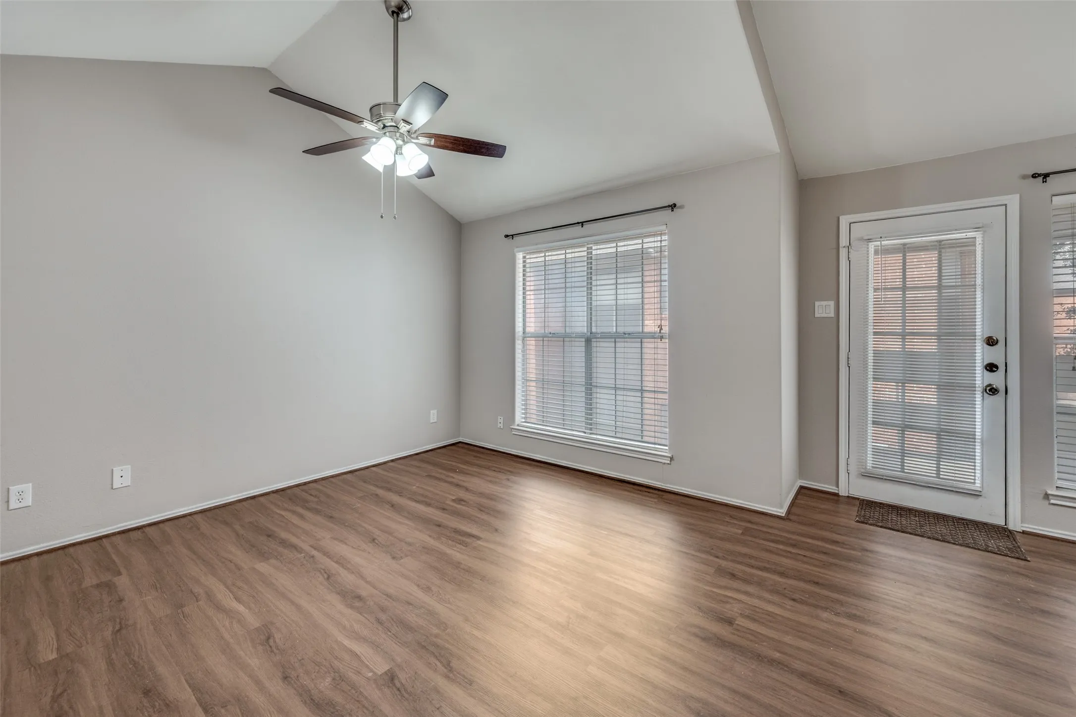Condominium For Sale in Tarrant County , 256 Jefferson Parkway, Fort Worth, Texas 76107, 1 Bedroom, 1 Bathroom, Garage spaces, 806 Sqft, built in 1984, mls#21400585, Real Estate Agent in Fort Worth, Homes For Sale in Tarrant county, Homes For Sale in Fort Worth, Realtor in Fort Worth Texas, Real Estate Brokerage Independent Realty Texas, Luminita Cordes Realtor