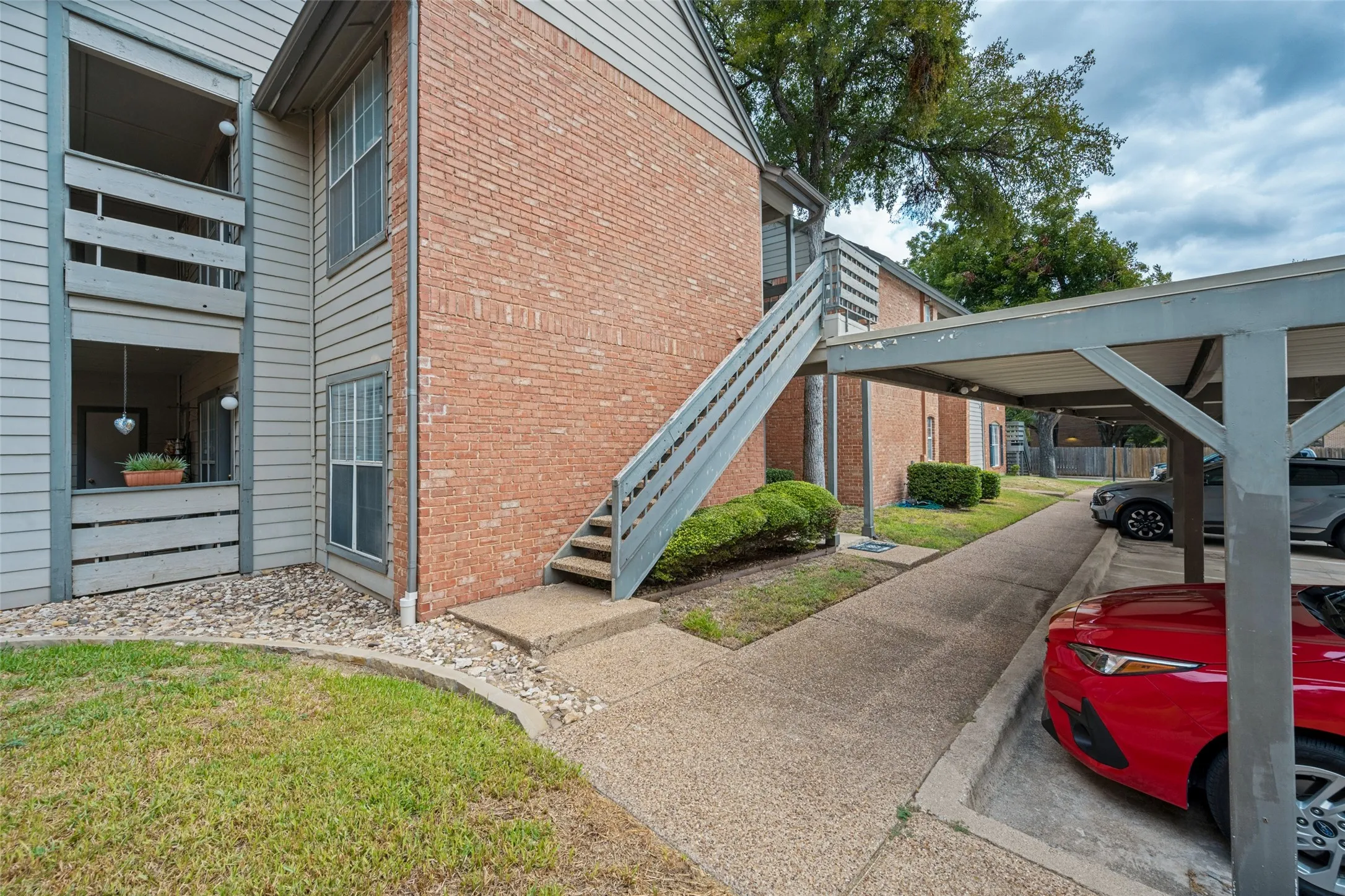 Condominium For Sale in Tarrant County , 256 Jefferson Parkway, Fort Worth, Texas 76107, 1 Bedroom, 1 Bathroom, Garage spaces, 806 Sqft, built in 1984, mls#21400585, Real Estate Agent in Fort Worth, Homes For Sale in Tarrant county, Homes For Sale in Fort Worth, Realtor in Fort Worth Texas, Real Estate Brokerage Independent Realty Texas, Luminita Cordes Realtor