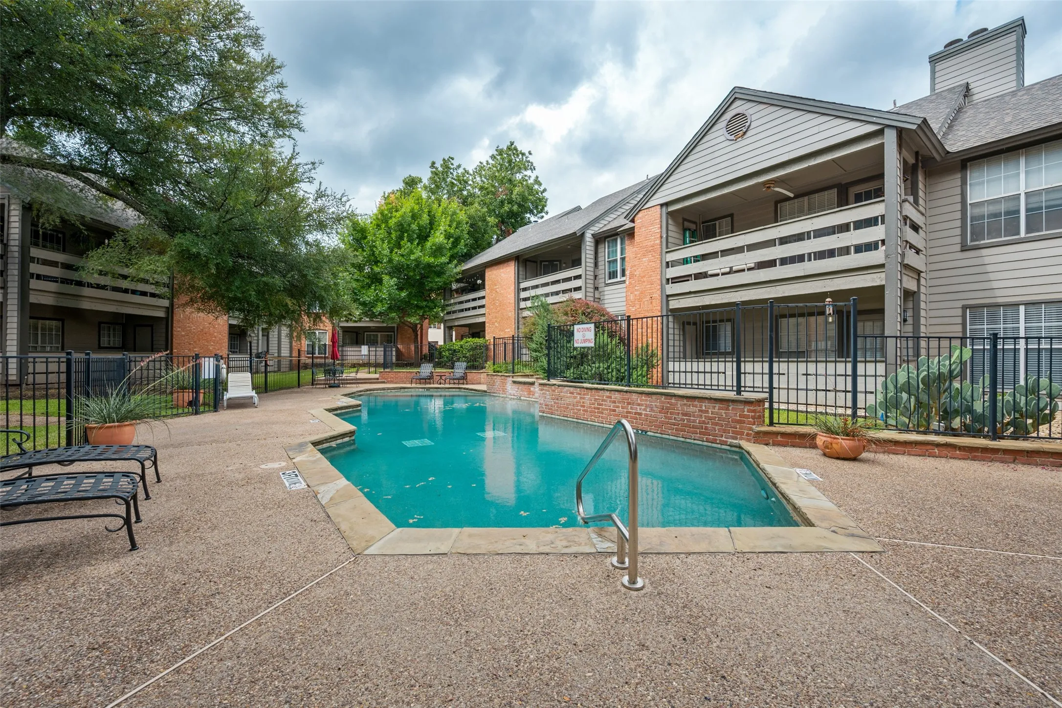 Condominium For Sale in Tarrant County , 256 Jefferson Parkway, Fort Worth, Texas 76107, 1 Bedroom, 1 Bathroom, Garage spaces, 806 Sqft, built in 1984, mls#21400585, Real Estate Agent in Fort Worth, Homes For Sale in Tarrant county, Homes For Sale in Fort Worth, Realtor in Fort Worth Texas, Real Estate Brokerage Independent Realty Texas, Luminita Cordes Realtor