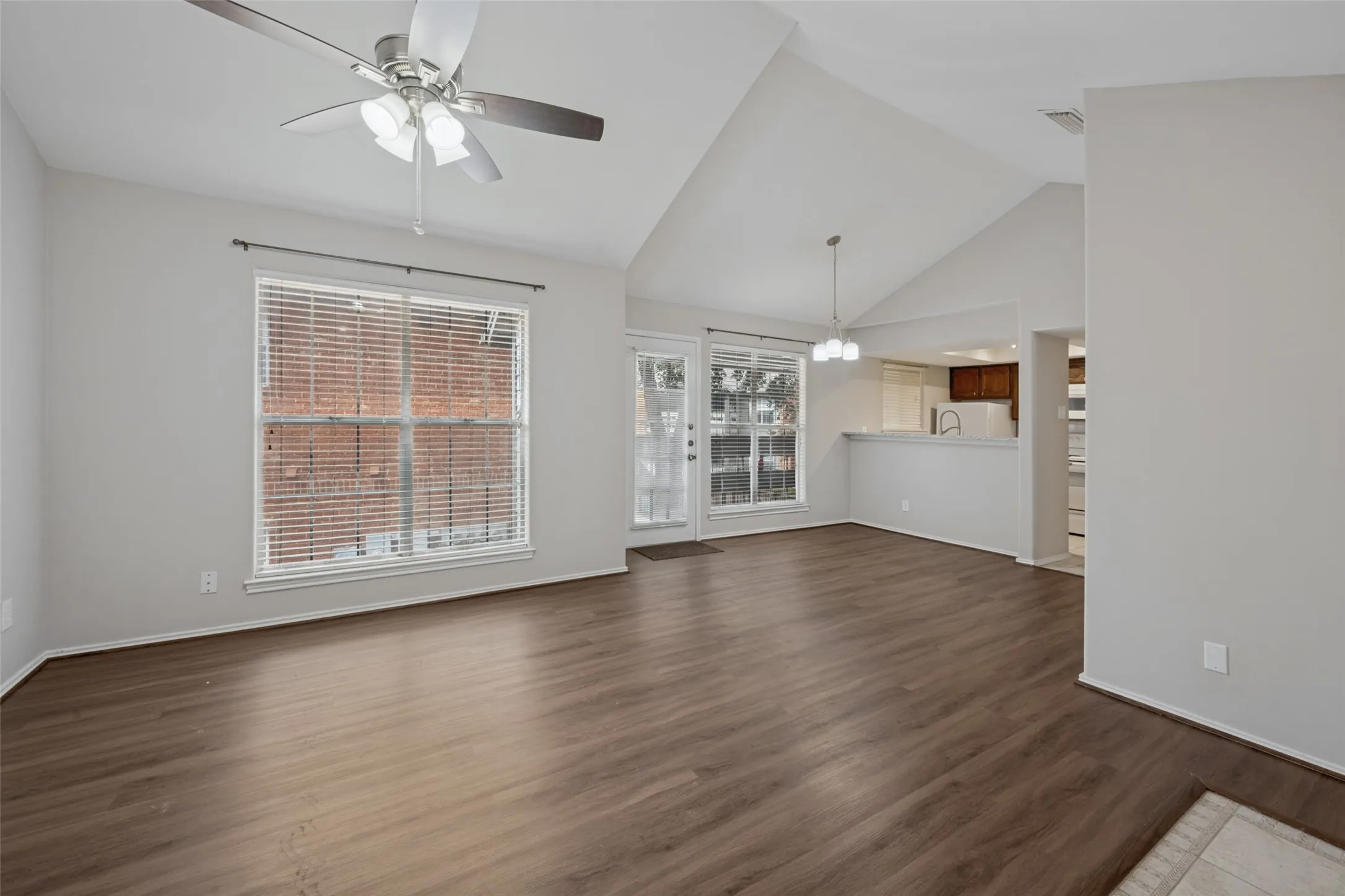 Condominium For Sale in Tarrant County , 256 Jefferson Parkway, Fort Worth, Texas 76107, 1 Bedroom, 1 Bathroom, Garage spaces, 806 Sqft, built in 1984, mls#21400585, Real Estate Agent in Fort Worth, Homes For Sale in Tarrant county, Homes For Sale in Fort Worth, Realtor in Fort Worth Texas, Real Estate Brokerage Independent Realty Texas, Luminita Cordes Realtor