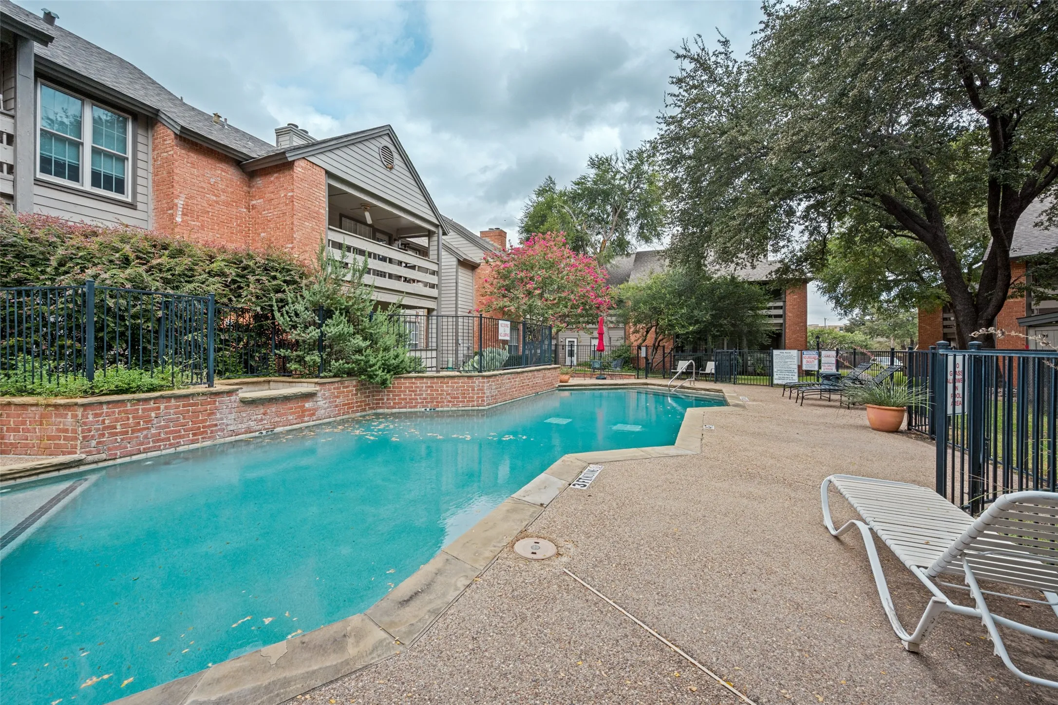 Condominium For Sale in Tarrant County , 256 Jefferson Parkway, Fort Worth, Texas 76107, 1 Bedroom, 1 Bathroom, Garage spaces, 806 Sqft, built in 1984, mls#21400585, Real Estate Agent in Fort Worth, Homes For Sale in Tarrant county, Homes For Sale in Fort Worth, Realtor in Fort Worth Texas, Real Estate Brokerage Independent Realty Texas, Luminita Cordes Realtor