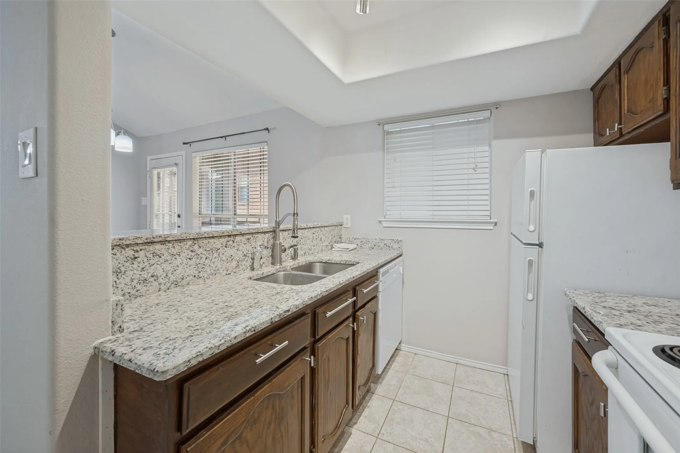 Condominium For Sale in Tarrant County , 256 Jefferson Parkway, Fort Worth, Texas 76107, 1 Bedroom, 1 Bathroom, Garage spaces, 806 Sqft, built in 1984, mls#21400585, Real Estate Agent in Fort Worth, Homes For Sale in Tarrant county, Homes For Sale in Fort Worth, Realtor in Fort Worth Texas, Real Estate Brokerage Independent Realty Texas, Luminita Cordes Realtor