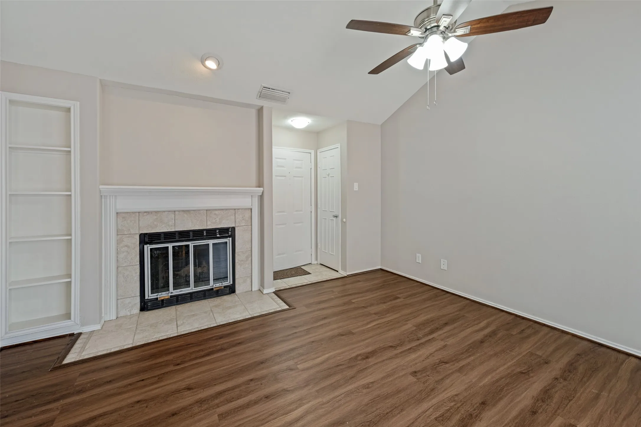Condominium For Sale in Tarrant County , 256 Jefferson Parkway, Fort Worth, Texas 76107, 1 Bedroom, 1 Bathroom, Garage spaces, 806 Sqft, built in 1984, mls#21400585, Real Estate Agent in Fort Worth, Homes For Sale in Tarrant county, Homes For Sale in Fort Worth, Realtor in Fort Worth Texas, Real Estate Brokerage Independent Realty Texas, Luminita Cordes Realtor