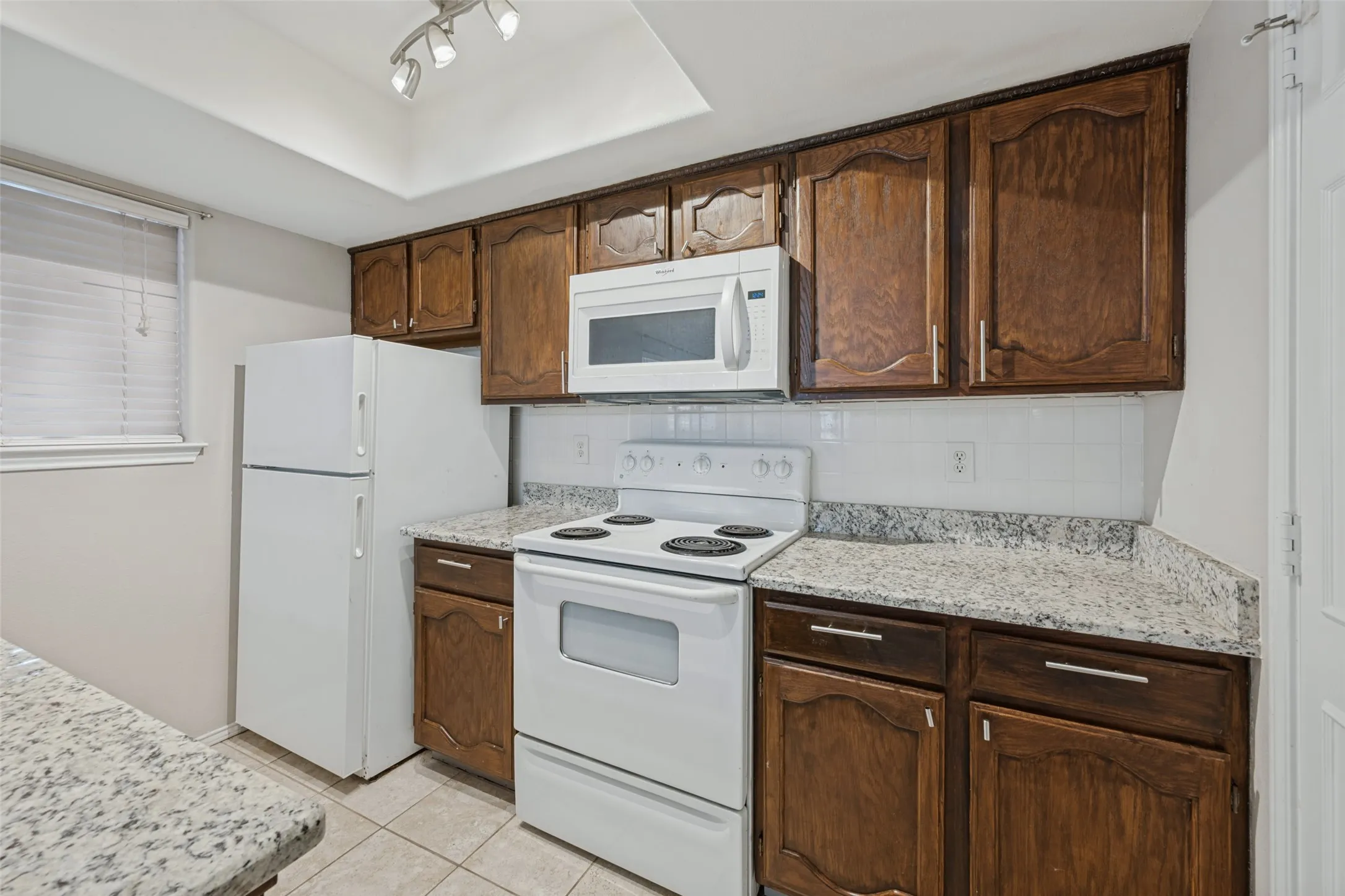 Condominium For Sale in Tarrant County , 256 Jefferson Parkway, Fort Worth, Texas 76107, 1 Bedroom, 1 Bathroom, Garage spaces, 806 Sqft, built in 1984, mls#21400585, Real Estate Agent in Fort Worth, Homes For Sale in Tarrant county, Homes For Sale in Fort Worth, Realtor in Fort Worth Texas, Real Estate Brokerage Independent Realty Texas, Luminita Cordes Realtor