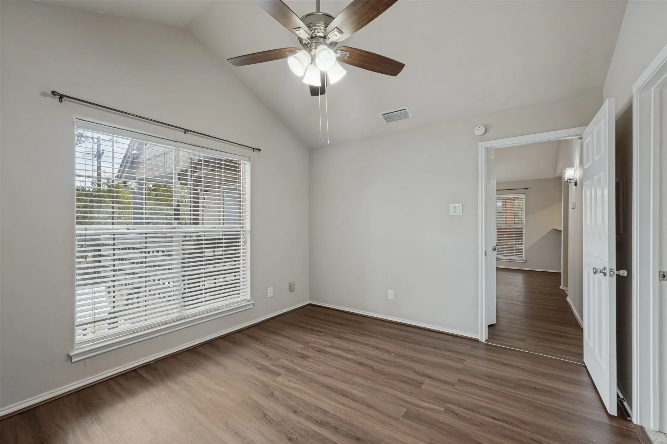 Condominium For Sale in Tarrant County , 256 Jefferson Parkway, Fort Worth, Texas 76107, 1 Bedroom, 1 Bathroom, Garage spaces, 806 Sqft, built in 1984, mls#21400585, Real Estate Agent in Fort Worth, Homes For Sale in Tarrant county, Homes For Sale in Fort Worth, Realtor in Fort Worth Texas, Real Estate Brokerage Independent Realty Texas, Luminita Cordes Realtor