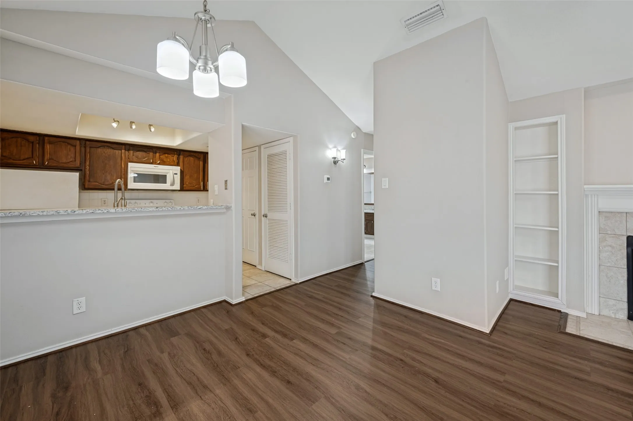 Condominium For Sale in Tarrant County , 256 Jefferson Parkway, Fort Worth, Texas 76107, 1 Bedroom, 1 Bathroom, Garage spaces, 806 Sqft, built in 1984, mls#21400585, Real Estate Agent in Fort Worth, Homes For Sale in Tarrant county, Homes For Sale in Fort Worth, Realtor in Fort Worth Texas, Real Estate Brokerage Independent Realty Texas, Luminita Cordes Realtor