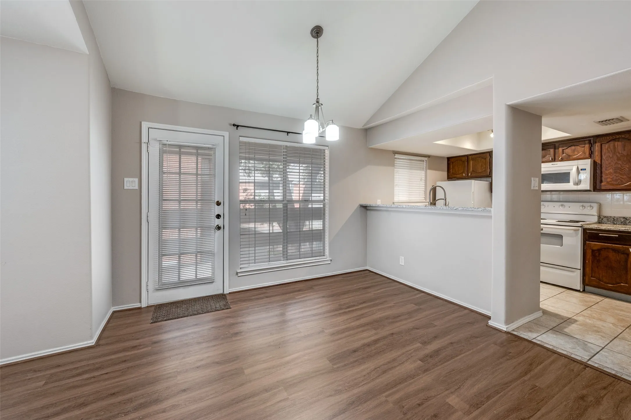 Condominium For Sale in Tarrant County , 256 Jefferson Parkway, Fort Worth, Texas 76107, 1 Bedroom, 1 Bathroom, Garage spaces, 806 Sqft, built in 1984, mls#21400585, Real Estate Agent in Fort Worth, Homes For Sale in Tarrant county, Homes For Sale in Fort Worth, Realtor in Fort Worth Texas, Real Estate Brokerage Independent Realty Texas, Luminita Cordes Realtor