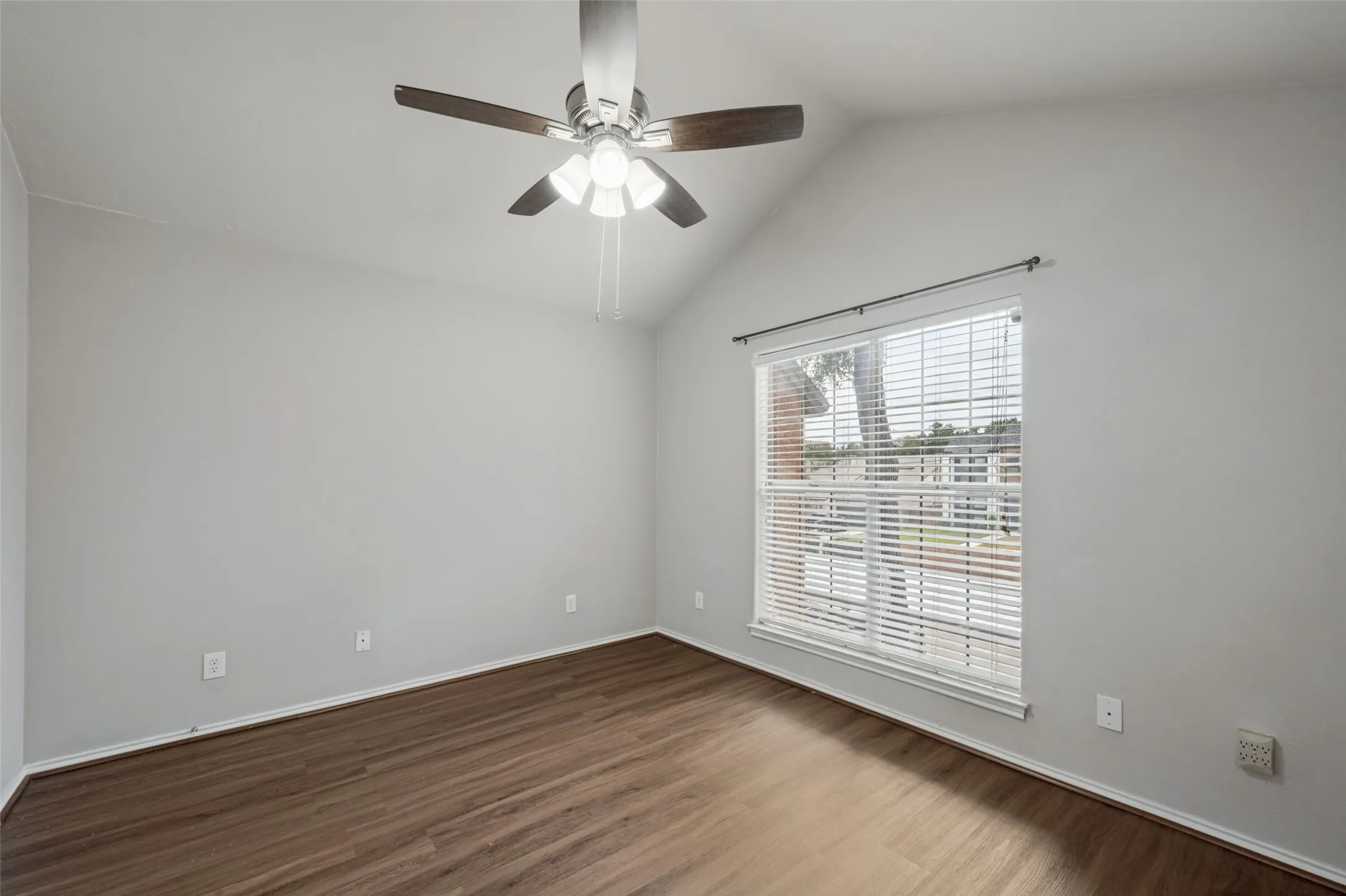 Condominium For Sale in Tarrant County , 256 Jefferson Parkway, Fort Worth, Texas 76107, 1 Bedroom, 1 Bathroom, Garage spaces, 806 Sqft, built in 1984, mls#21400585, Real Estate Agent in Fort Worth, Homes For Sale in Tarrant county, Homes For Sale in Fort Worth, Realtor in Fort Worth Texas, Real Estate Brokerage Independent Realty Texas, Luminita Cordes Realtor