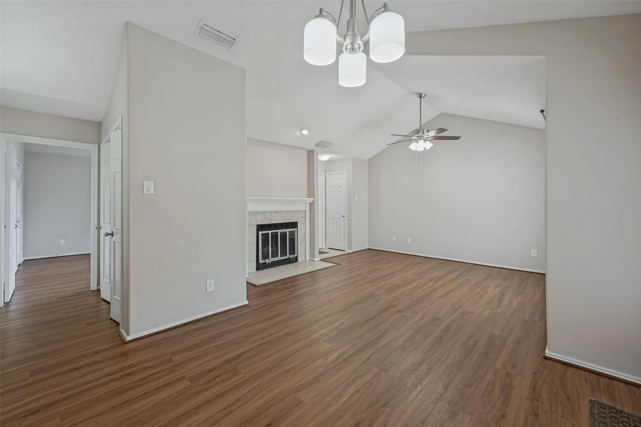Condominium For Sale in Tarrant County , 256 Jefferson Parkway, Fort Worth, Texas 76107, 1 Bedroom, 1 Bathroom, Garage spaces, 806 Sqft, built in 1984, mls#21400585, Real Estate Agent in Fort Worth, Homes For Sale in Tarrant county, Homes For Sale in Fort Worth, Realtor in Fort Worth Texas, Real Estate Brokerage Independent Realty Texas, Luminita Cordes Realtor