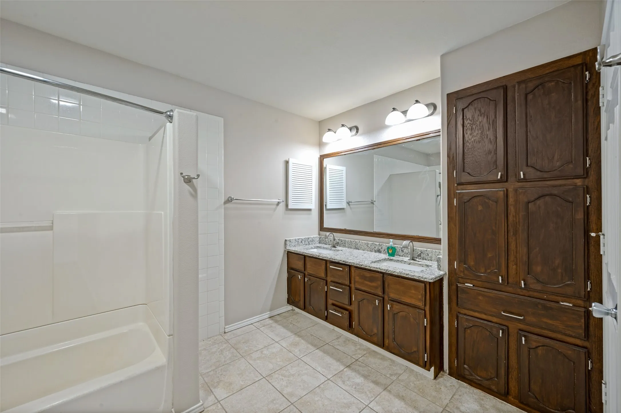 Condominium For Sale in Tarrant County , 256 Jefferson Parkway, Fort Worth, Texas 76107, 1 Bedroom, 1 Bathroom, Garage spaces, 806 Sqft, built in 1984, mls#21400585, Real Estate Agent in Fort Worth, Homes For Sale in Tarrant county, Homes For Sale in Fort Worth, Realtor in Fort Worth Texas, Real Estate Brokerage Independent Realty Texas, Luminita Cordes Realtor