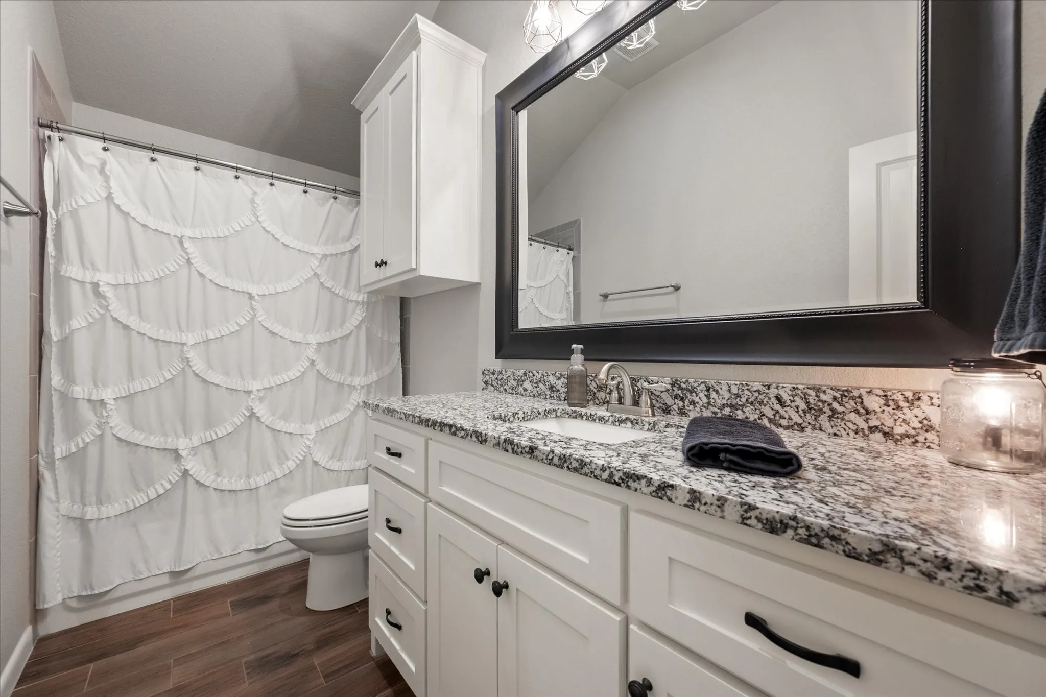 Secondary bathroom convenient to the 2 secondary rooms and main areas