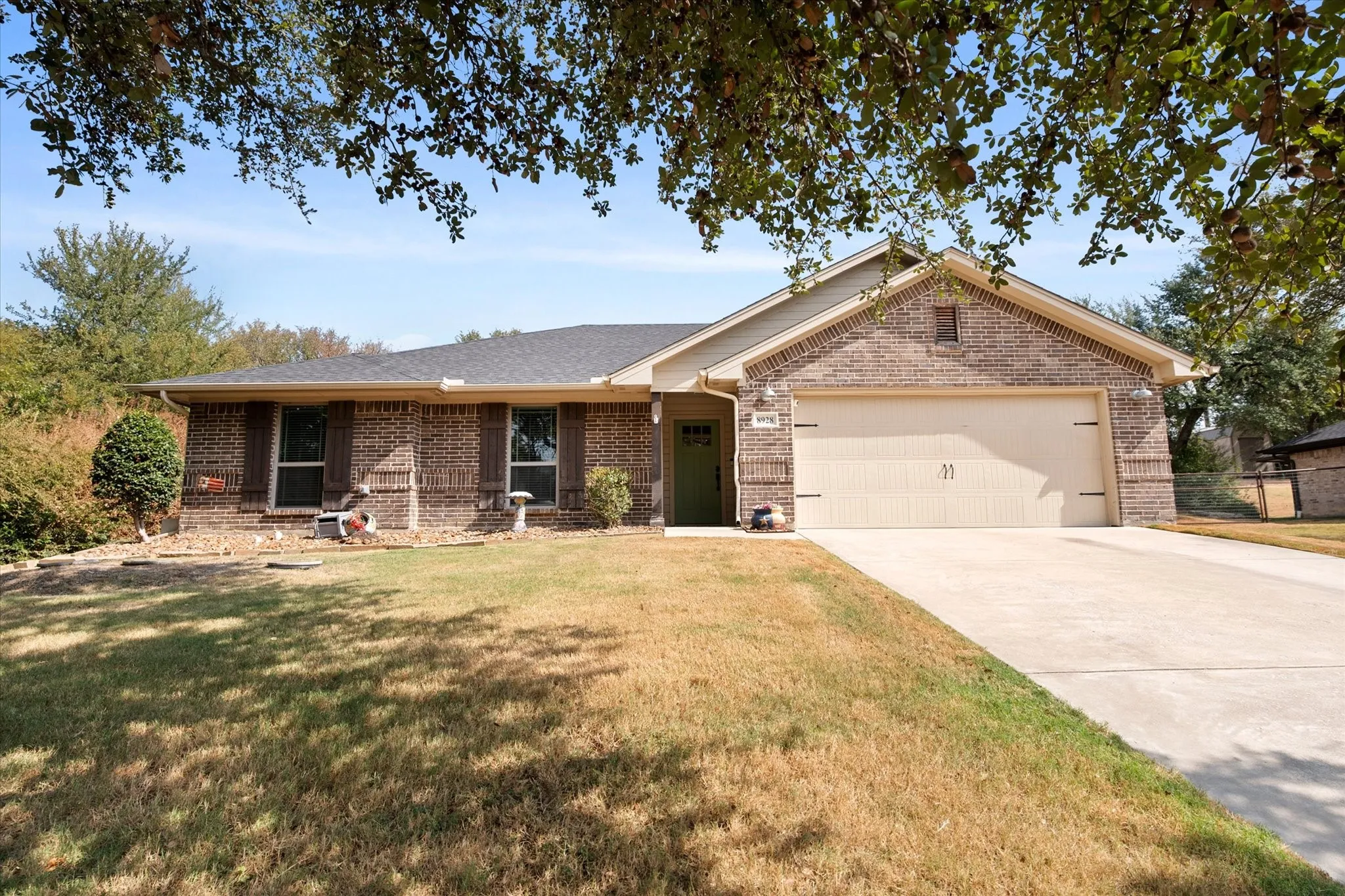 Single Family Residence For Sale in Tarrant County , 8928 Holt Street, Lakeside, Texas 76135, 3 Bedroom, 2 Bathroom, 2 Garage spaces, 1,590 Sqft, built in 2018, mls#21399641, Real Estate Agent in Lakeside, Homes For Sale in Tarrant county, Homes For Sale in Lakeside, Realtor in Lakeside Texas, Real Estate Brokerage Independent Realty Texas, Luminita Cordes Realtor