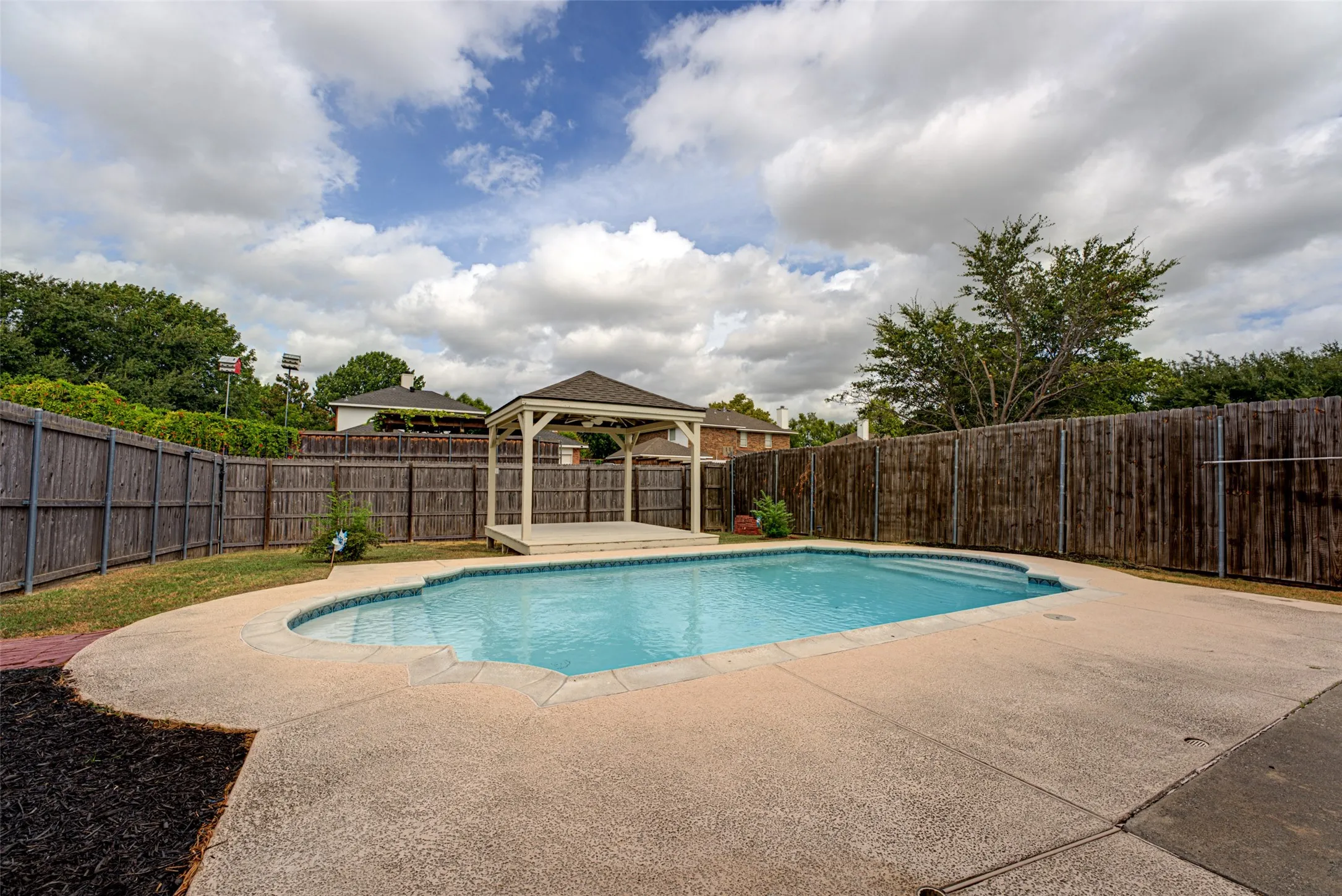 Single Family Residence For Sale in Dallas County , 4005 Baywatch Drive, Rowlett, Texas 75088, 4 Bedroom, 3 Bathroom, 2 Garage spaces, 2,847 Sqft, built in 1996, mls#21398682, Real Estate Agent in Rowlett, Homes For Sale in Dallas county, Homes For Sale in Rowlett, Realtor in Rowlett Texas, Real Estate Brokerage Independent Realty Texas, Luminita Cordes Realtor