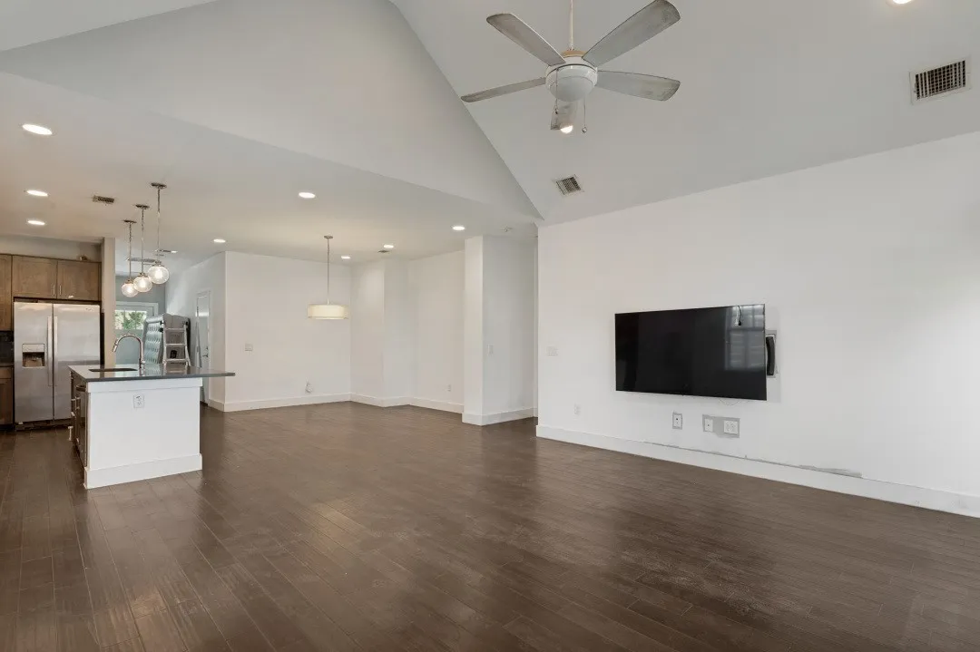 Single Family Residence For Sale in Dallas County , 629 Bishop Heights Lane, Dallas, Texas 75208, 4 Bedroom, 4 Bathroom, 2 Garage spaces, 2,638 Sqft, built in 2016, mls#21401857, Real Estate Agent in Dallas, Homes For Sale in Dallas county, Homes For Sale in Dallas, Realtor in Dallas Texas, Real Estate Brokerage Independent Realty Texas, Luminita Cordes Realtor