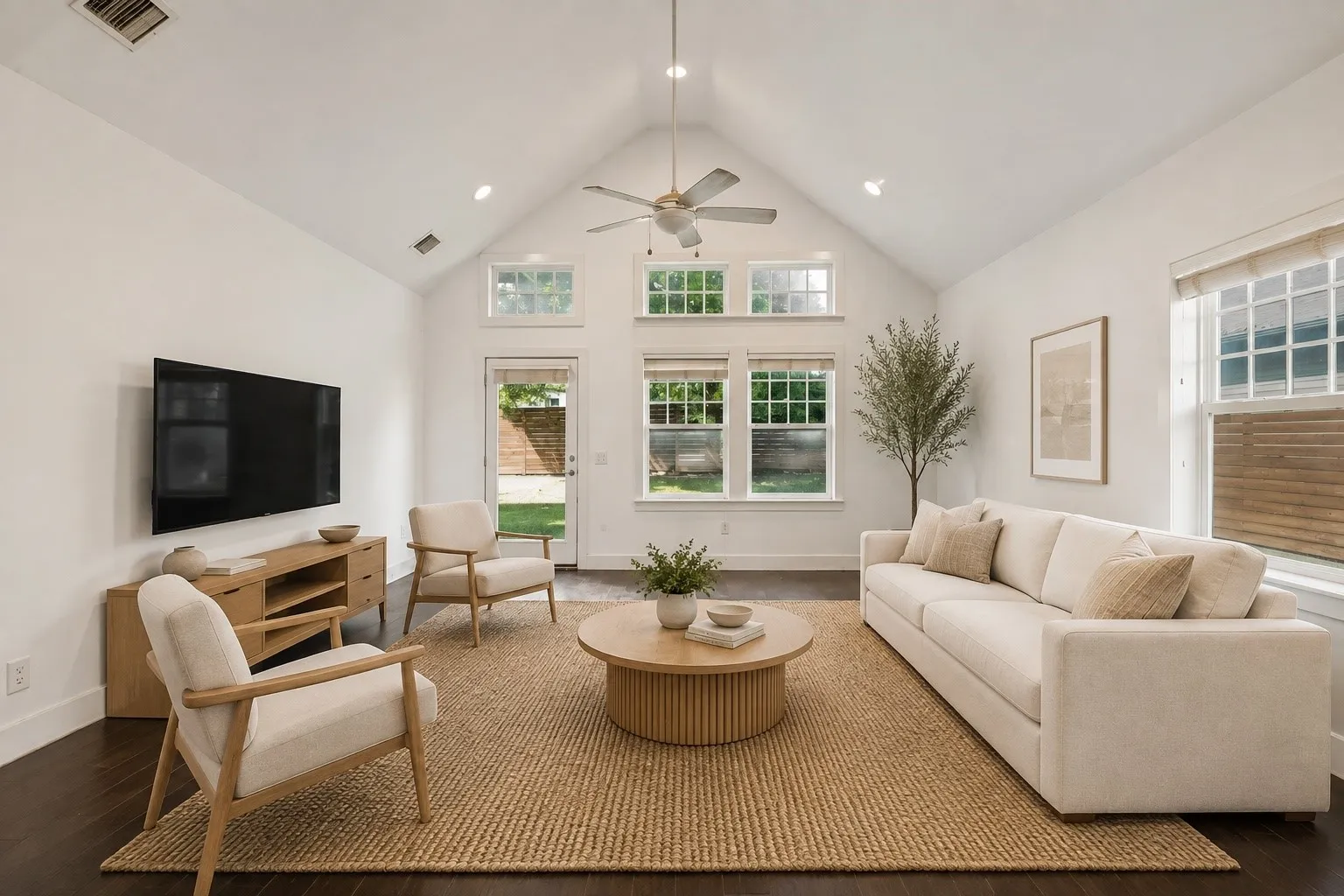 Single Family Residence For Sale in Dallas County , 629 Bishop Heights Lane, Dallas, Texas 75208, 4 Bedroom, 4 Bathroom, 2 Garage spaces, 2,638 Sqft, built in 2016, mls#21401857, Real Estate Agent in Dallas, Homes For Sale in Dallas county, Homes For Sale in Dallas, Realtor in Dallas Texas, Real Estate Brokerage Independent Realty Texas, Luminita Cordes Realtor