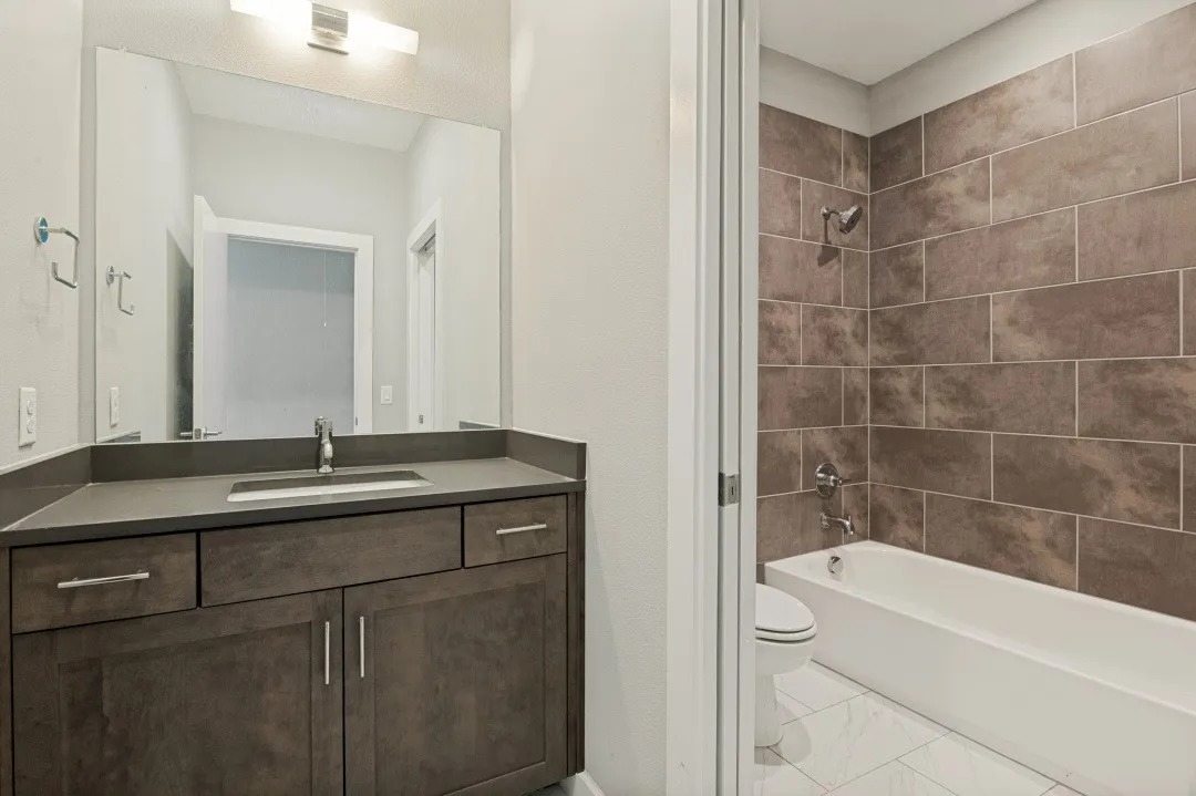 Single Family Residence For Sale in Dallas County , 629 Bishop Heights Lane, Dallas, Texas 75208, 4 Bedroom, 4 Bathroom, 2 Garage spaces, 2,638 Sqft, built in 2016, mls#21401857, Real Estate Agent in Dallas, Homes For Sale in Dallas county, Homes For Sale in Dallas, Realtor in Dallas Texas, Real Estate Brokerage Independent Realty Texas, Luminita Cordes Realtor