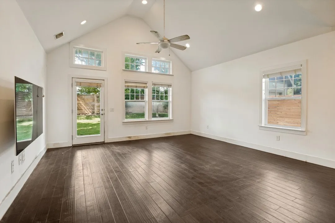 Single Family Residence For Sale in Dallas County , 629 Bishop Heights Lane, Dallas, Texas 75208, 4 Bedroom, 4 Bathroom, 2 Garage spaces, 2,638 Sqft, built in 2016, mls#21401857, Real Estate Agent in Dallas, Homes For Sale in Dallas county, Homes For Sale in Dallas, Realtor in Dallas Texas, Real Estate Brokerage Independent Realty Texas, Luminita Cordes Realtor