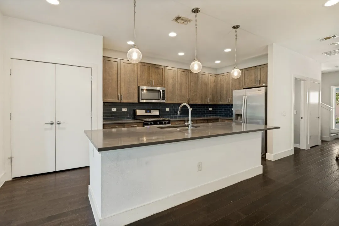 Single Family Residence For Sale in Dallas County , 629 Bishop Heights Lane, Dallas, Texas 75208, 4 Bedroom, 4 Bathroom, 2 Garage spaces, 2,638 Sqft, built in 2016, mls#21401857, Real Estate Agent in Dallas, Homes For Sale in Dallas county, Homes For Sale in Dallas, Realtor in Dallas Texas, Real Estate Brokerage Independent Realty Texas, Luminita Cordes Realtor