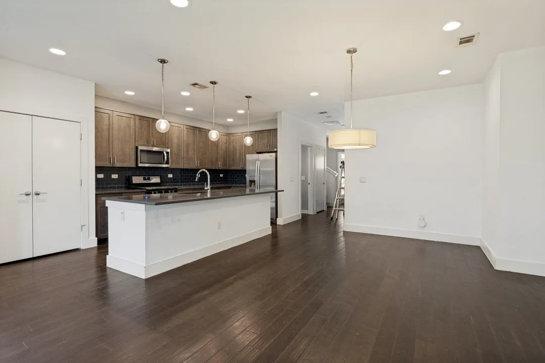 Single Family Residence For Sale in Dallas County , 629 Bishop Heights Lane, Dallas, Texas 75208, 4 Bedroom, 4 Bathroom, 2 Garage spaces, 2,638 Sqft, built in 2016, mls#21401857, Real Estate Agent in Dallas, Homes For Sale in Dallas county, Homes For Sale in Dallas, Realtor in Dallas Texas, Real Estate Brokerage Independent Realty Texas, Luminita Cordes Realtor