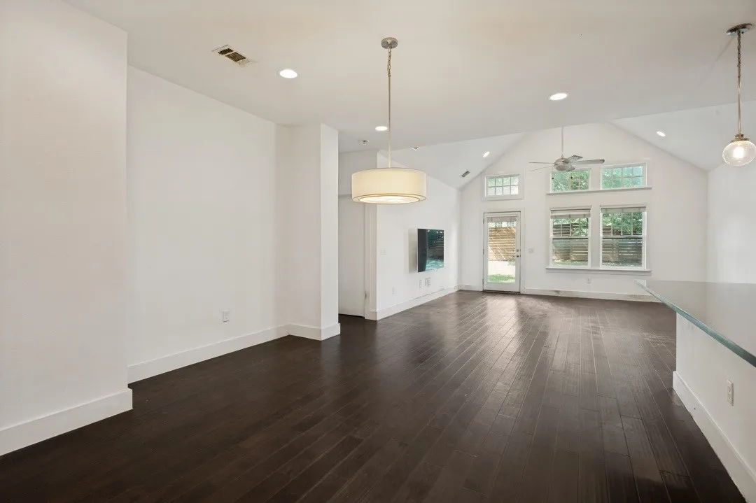 Single Family Residence For Sale in Dallas County , 629 Bishop Heights Lane, Dallas, Texas 75208, 4 Bedroom, 4 Bathroom, 2 Garage spaces, 2,638 Sqft, built in 2016, mls#21401857, Real Estate Agent in Dallas, Homes For Sale in Dallas county, Homes For Sale in Dallas, Realtor in Dallas Texas, Real Estate Brokerage Independent Realty Texas, Luminita Cordes Realtor