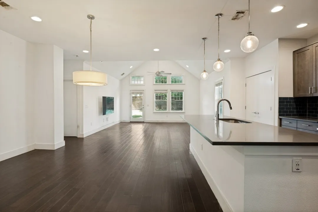 Single Family Residence For Sale in Dallas County , 629 Bishop Heights Lane, Dallas, Texas 75208, 4 Bedroom, 4 Bathroom, 2 Garage spaces, 2,638 Sqft, built in 2016, mls#21401857, Real Estate Agent in Dallas, Homes For Sale in Dallas county, Homes For Sale in Dallas, Realtor in Dallas Texas, Real Estate Brokerage Independent Realty Texas, Luminita Cordes Realtor