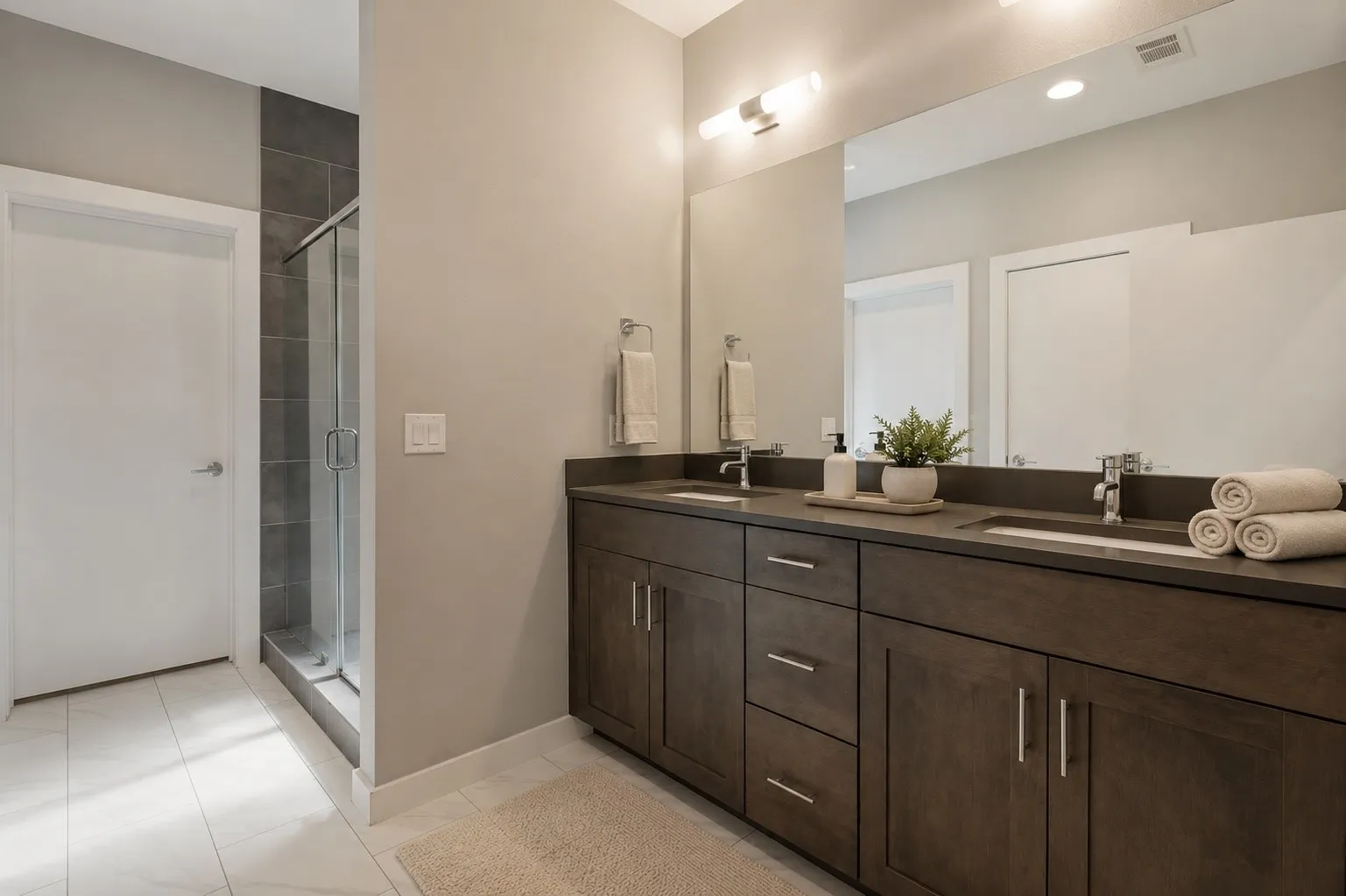 Single Family Residence For Sale in Dallas County , 629 Bishop Heights Lane, Dallas, Texas 75208, 4 Bedroom, 4 Bathroom, 2 Garage spaces, 2,638 Sqft, built in 2016, mls#21401857, Real Estate Agent in Dallas, Homes For Sale in Dallas county, Homes For Sale in Dallas, Realtor in Dallas Texas, Real Estate Brokerage Independent Realty Texas, Luminita Cordes Realtor