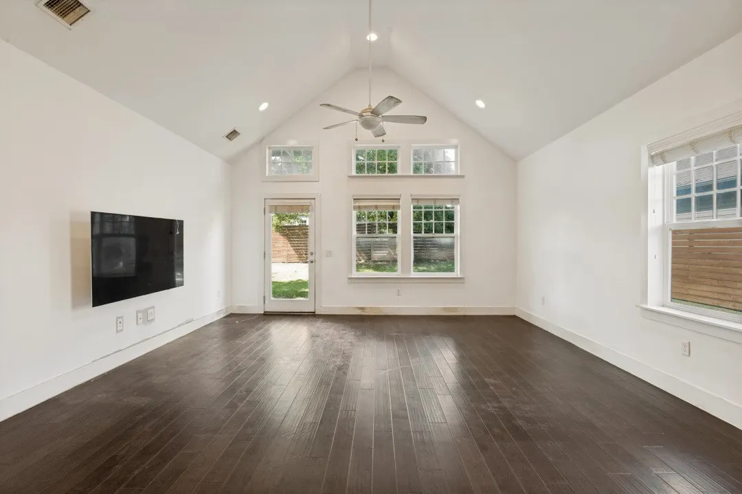 Single Family Residence For Sale in Dallas County , 629 Bishop Heights Lane, Dallas, Texas 75208, 4 Bedroom, 4 Bathroom, 2 Garage spaces, 2,638 Sqft, built in 2016, mls#21401857, Real Estate Agent in Dallas, Homes For Sale in Dallas county, Homes For Sale in Dallas, Realtor in Dallas Texas, Real Estate Brokerage Independent Realty Texas, Luminita Cordes Realtor