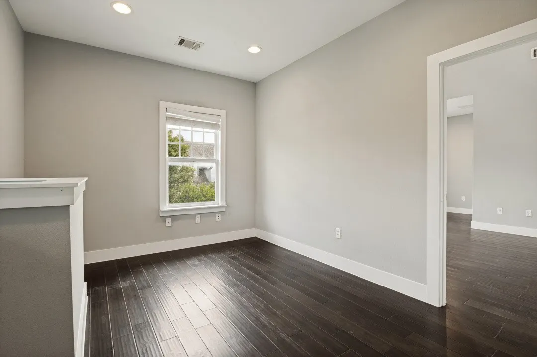Single Family Residence For Sale in Dallas County , 629 Bishop Heights Lane, Dallas, Texas 75208, 4 Bedroom, 4 Bathroom, 2 Garage spaces, 2,638 Sqft, built in 2016, mls#21401857, Real Estate Agent in Dallas, Homes For Sale in Dallas county, Homes For Sale in Dallas, Realtor in Dallas Texas, Real Estate Brokerage Independent Realty Texas, Luminita Cordes Realtor