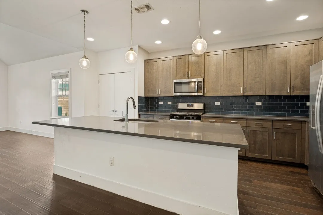 Single Family Residence For Sale in Dallas County , 629 Bishop Heights Lane, Dallas, Texas 75208, 4 Bedroom, 4 Bathroom, 2 Garage spaces, 2,638 Sqft, built in 2016, mls#21401857, Real Estate Agent in Dallas, Homes For Sale in Dallas county, Homes For Sale in Dallas, Realtor in Dallas Texas, Real Estate Brokerage Independent Realty Texas, Luminita Cordes Realtor