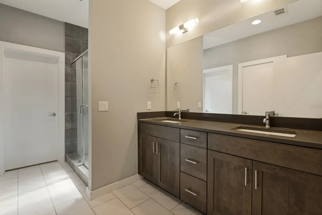 Single Family Residence For Sale in Dallas County , 629 Bishop Heights Lane, Dallas, Texas 75208, 4 Bedroom, 4 Bathroom, 2 Garage spaces, 2,638 Sqft, built in 2016, mls#21401857, Real Estate Agent in Dallas, Homes For Sale in Dallas county, Homes For Sale in Dallas, Realtor in Dallas Texas, Real Estate Brokerage Independent Realty Texas, Luminita Cordes Realtor
