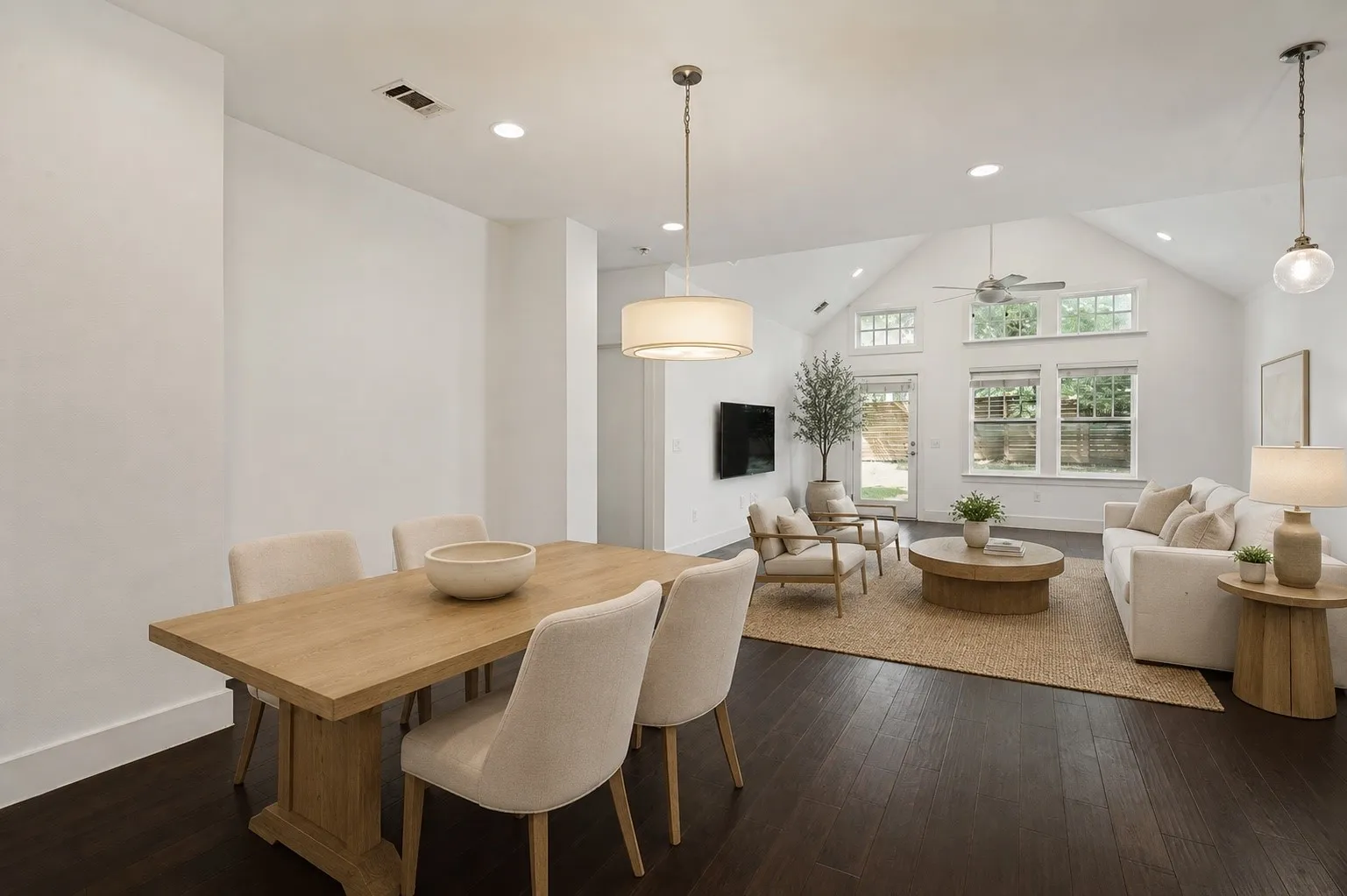 Single Family Residence For Sale in Dallas County , 629 Bishop Heights Lane, Dallas, Texas 75208, 4 Bedroom, 4 Bathroom, 2 Garage spaces, 2,638 Sqft, built in 2016, mls#21401857, Real Estate Agent in Dallas, Homes For Sale in Dallas county, Homes For Sale in Dallas, Realtor in Dallas Texas, Real Estate Brokerage Independent Realty Texas, Luminita Cordes Realtor