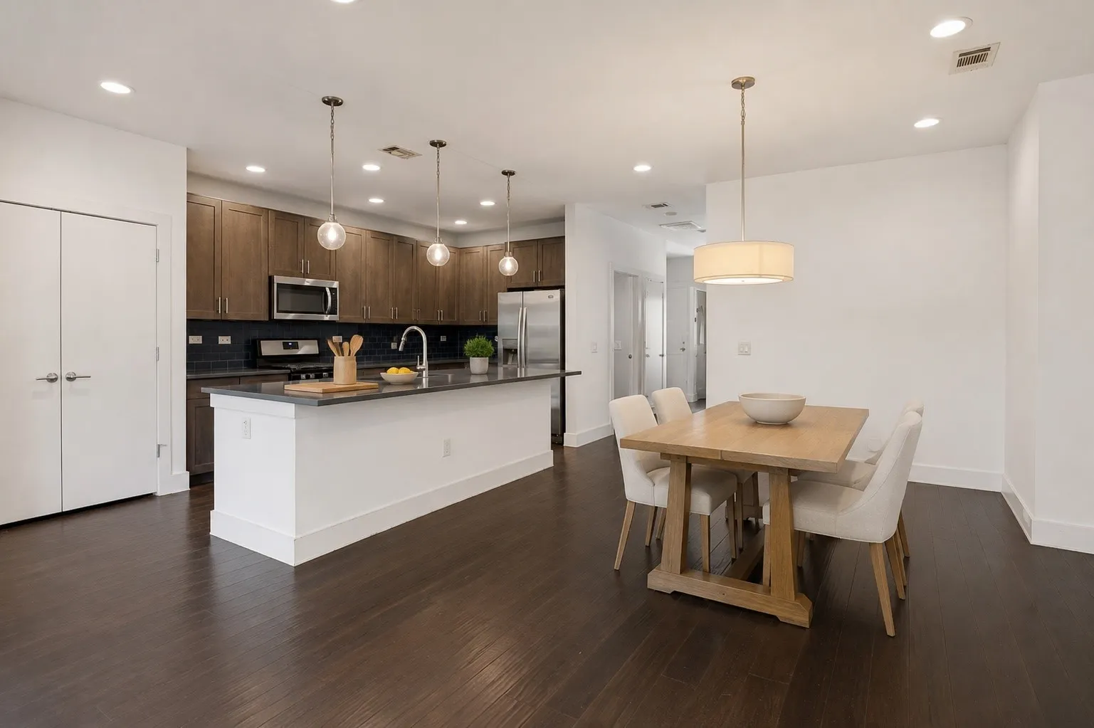 Single Family Residence For Sale in Dallas County , 629 Bishop Heights Lane, Dallas, Texas 75208, 4 Bedroom, 4 Bathroom, 2 Garage spaces, 2,638 Sqft, built in 2016, mls#21401857, Real Estate Agent in Dallas, Homes For Sale in Dallas county, Homes For Sale in Dallas, Realtor in Dallas Texas, Real Estate Brokerage Independent Realty Texas, Luminita Cordes Realtor
