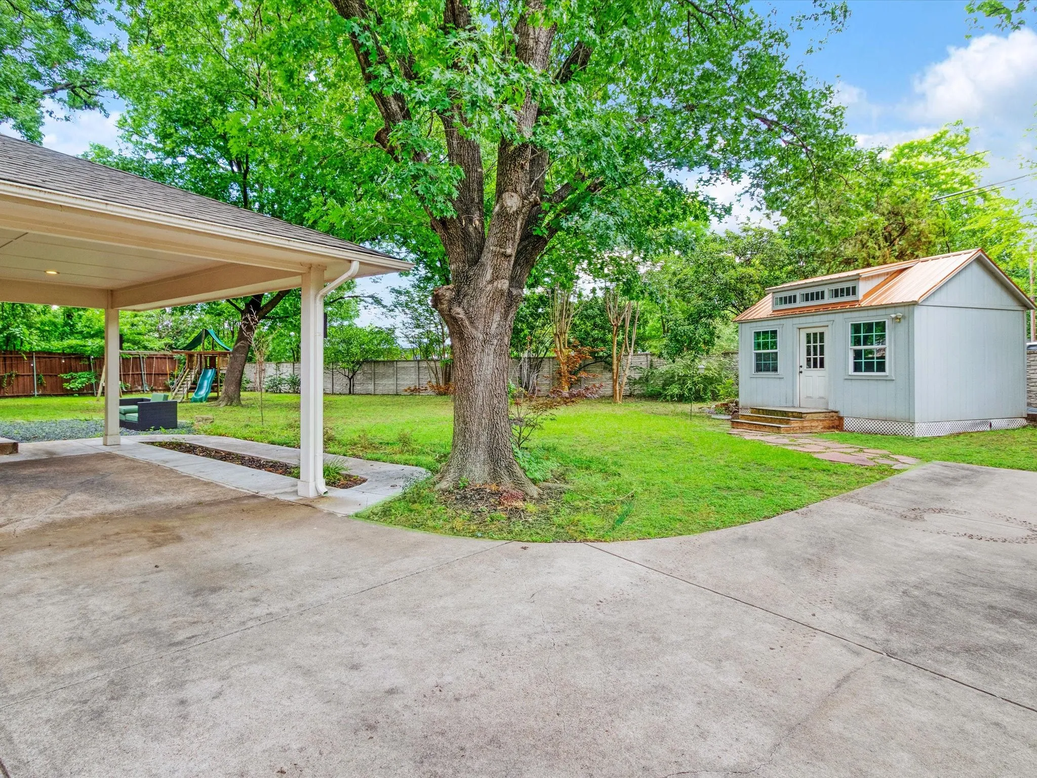 Detached office which can be used as a bonus room or gym