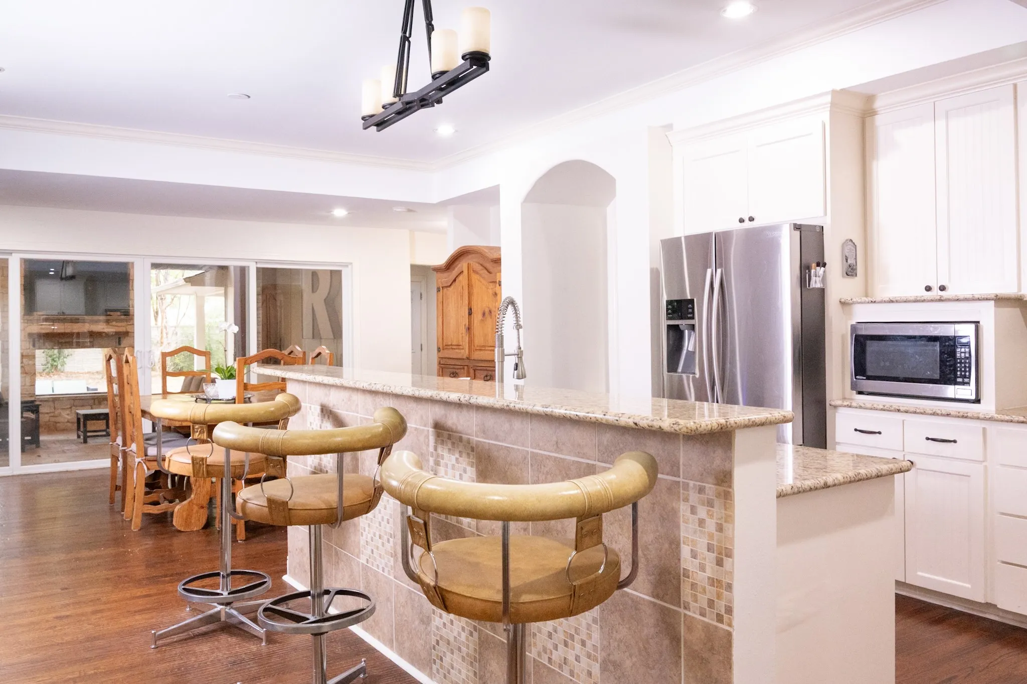 Spacious eat in kitchen