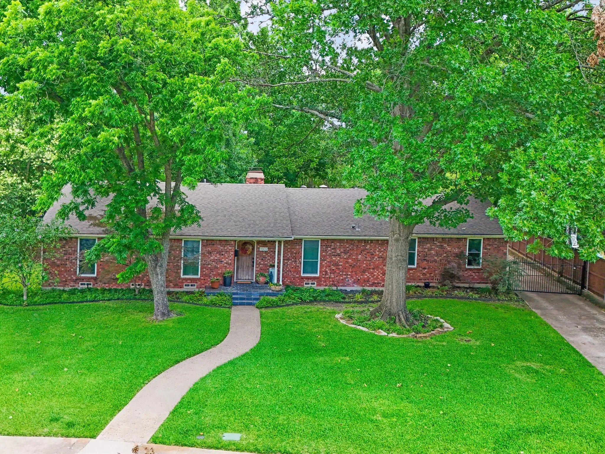 Traditional ranch style home in Lake Park Estates with mature trees