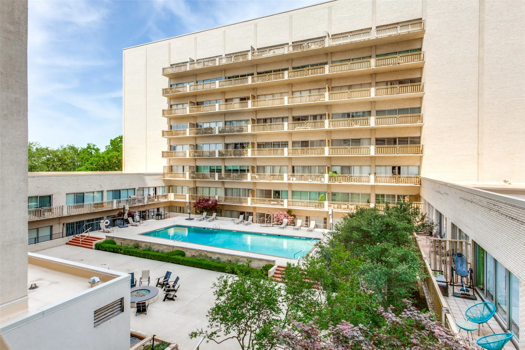 Condominium For Sale in Dallas County , 6211 W Northwest Highway 304, Dallas, Texas 75225, 2 Bedroom, 2 Bathroom, 1 Garage spaces, 1,130 Sqft, built in 1966, mls#21399621, Real Estate Agent in Dallas, Homes For Sale in Dallas county, Homes For Sale in Dallas, Realtor in Dallas Texas, Real Estate Brokerage Independent Realty Texas, Luminita Cordes Realtor
