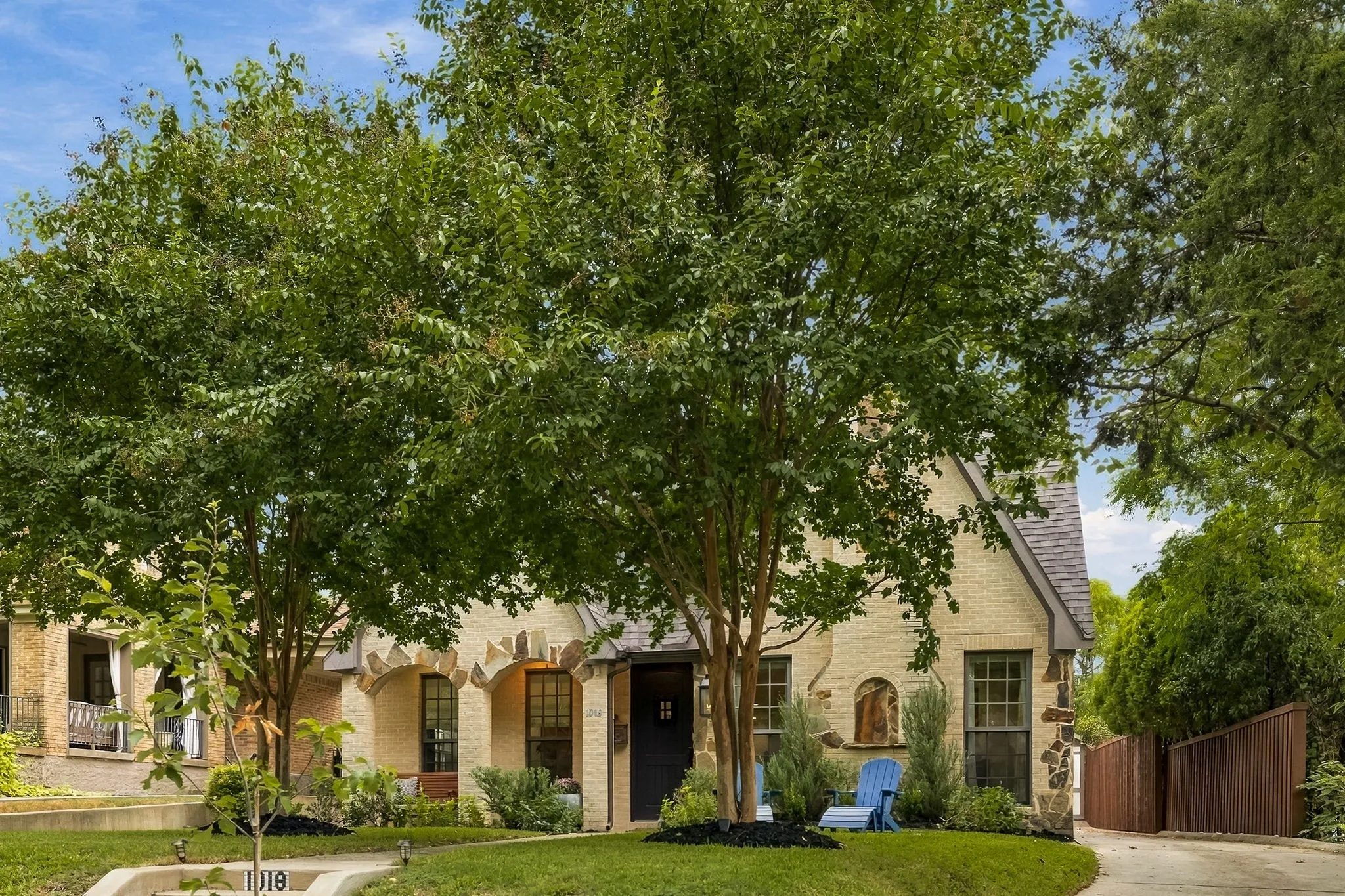 Single Family Residence For Sale in Dallas County , 1018 Clermont Avenue, Dallas, Texas 75223, 4 Bedroom, 4 Bathroom, 2 Garage spaces, 3,539 Sqft, built in 2017, mls#21398548, Real Estate Agent in Dallas, Homes For Sale in Dallas county, Homes For Sale in Dallas, Realtor in Dallas Texas, Real Estate Brokerage Independent Realty Texas, Luminita Cordes Realtor