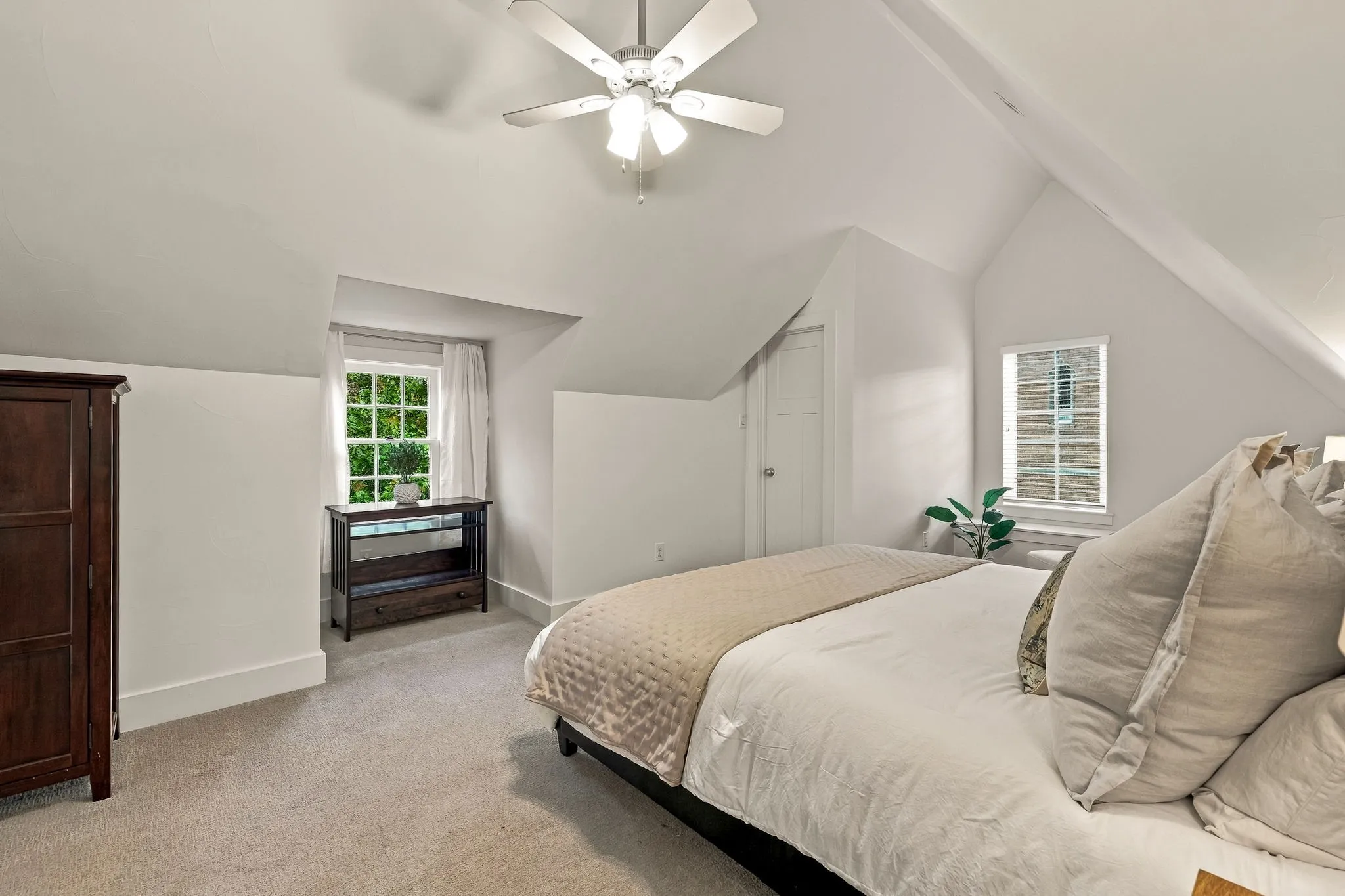 Single Family Residence For Sale in Dallas County , 1018 Clermont Avenue, Dallas, Texas 75223, 4 Bedroom, 4 Bathroom, 2 Garage spaces, 3,539 Sqft, built in 2017, mls#21398548, Real Estate Agent in Dallas, Homes For Sale in Dallas county, Homes For Sale in Dallas, Realtor in Dallas Texas, Real Estate Brokerage Independent Realty Texas, Luminita Cordes Realtor