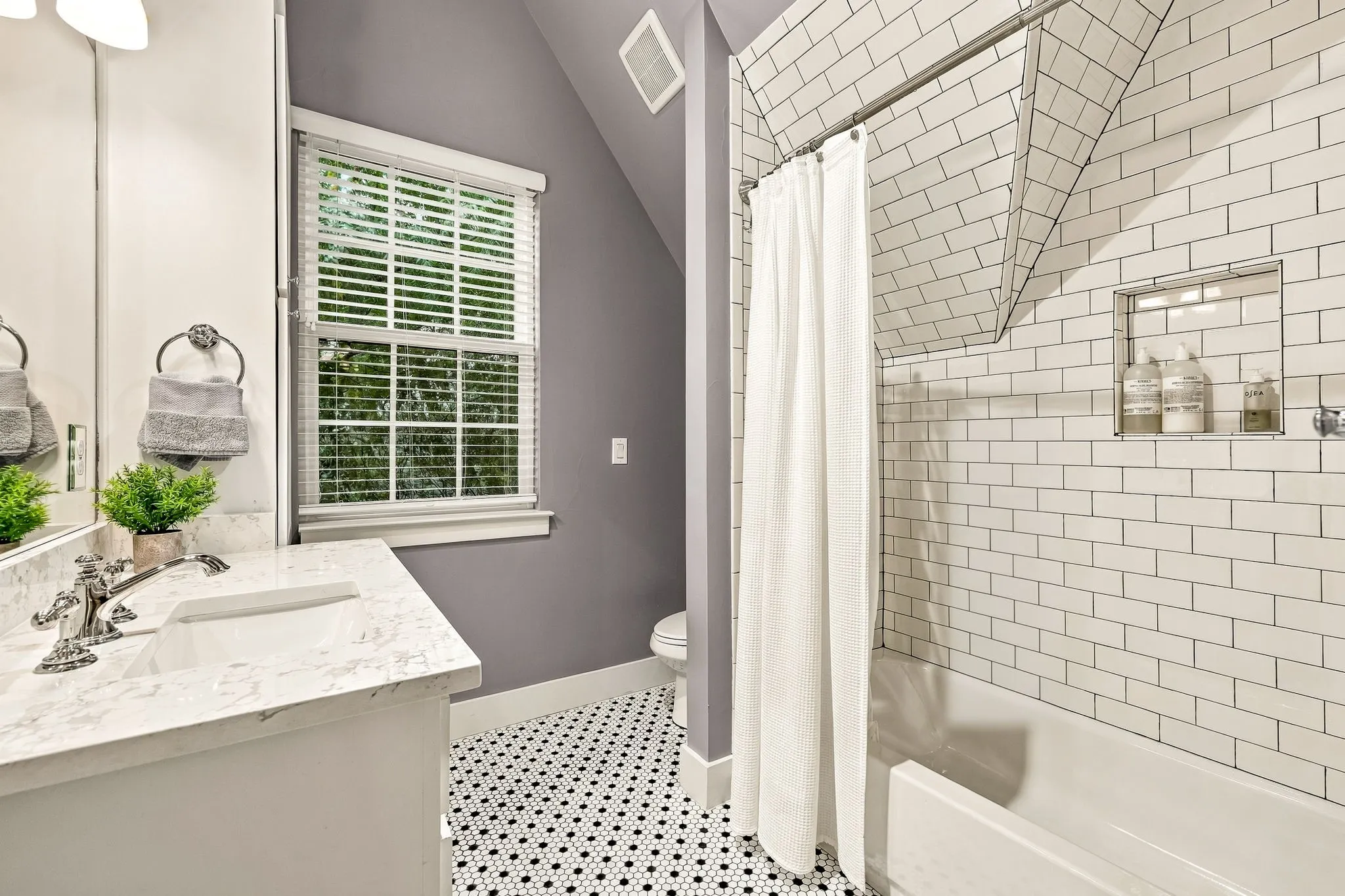 Single Family Residence For Sale in Dallas County , 1018 Clermont Avenue, Dallas, Texas 75223, 4 Bedroom, 4 Bathroom, 2 Garage spaces, 3,539 Sqft, built in 2017, mls#21398548, Real Estate Agent in Dallas, Homes For Sale in Dallas county, Homes For Sale in Dallas, Realtor in Dallas Texas, Real Estate Brokerage Independent Realty Texas, Luminita Cordes Realtor