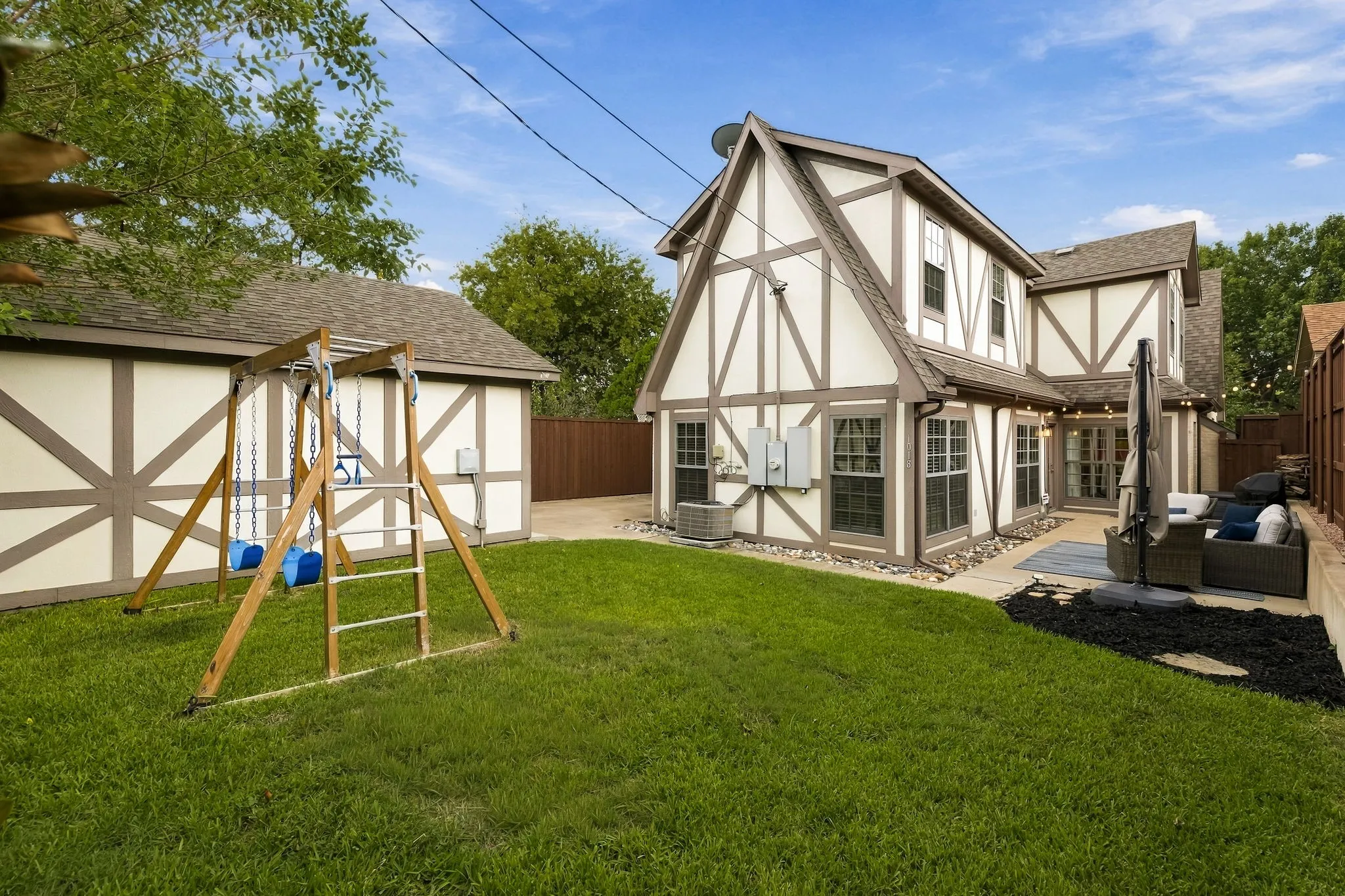 Single Family Residence For Sale in Dallas County , 1018 Clermont Avenue, Dallas, Texas 75223, 4 Bedroom, 4 Bathroom, 2 Garage spaces, 3,539 Sqft, built in 2017, mls#21398548, Real Estate Agent in Dallas, Homes For Sale in Dallas county, Homes For Sale in Dallas, Realtor in Dallas Texas, Real Estate Brokerage Independent Realty Texas, Luminita Cordes Realtor