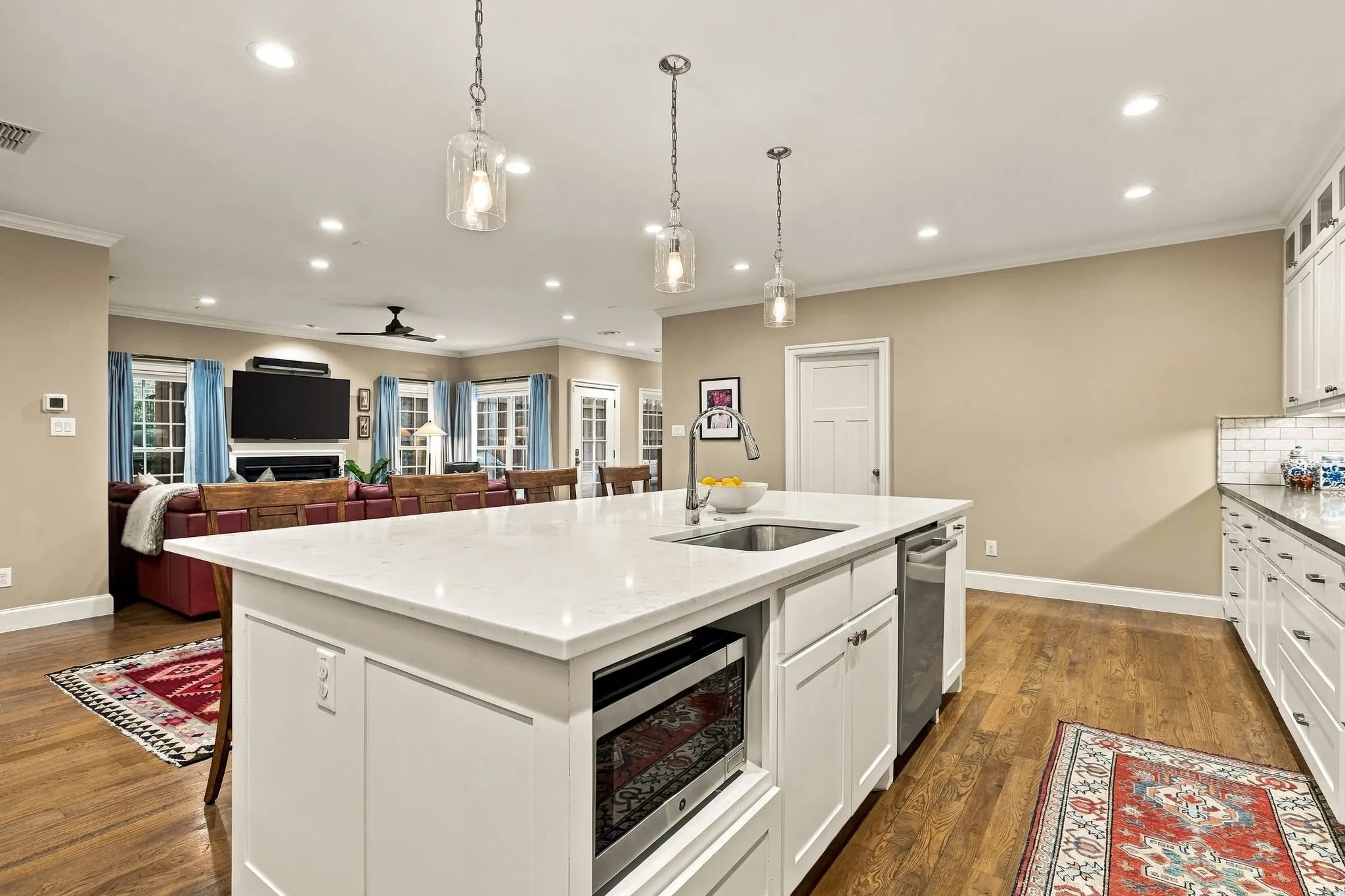 Single Family Residence For Sale in Dallas County , 1018 Clermont Avenue, Dallas, Texas 75223, 4 Bedroom, 4 Bathroom, 2 Garage spaces, 3,539 Sqft, built in 2017, mls#21398548, Real Estate Agent in Dallas, Homes For Sale in Dallas county, Homes For Sale in Dallas, Realtor in Dallas Texas, Real Estate Brokerage Independent Realty Texas, Luminita Cordes Realtor