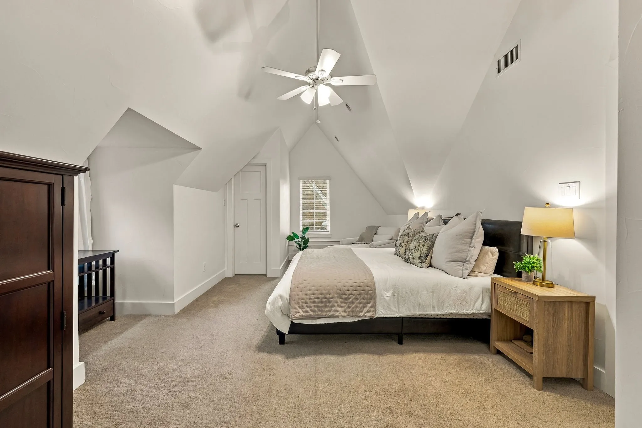 Single Family Residence For Sale in Dallas County , 1018 Clermont Avenue, Dallas, Texas 75223, 4 Bedroom, 4 Bathroom, 2 Garage spaces, 3,539 Sqft, built in 2017, mls#21398548, Real Estate Agent in Dallas, Homes For Sale in Dallas county, Homes For Sale in Dallas, Realtor in Dallas Texas, Real Estate Brokerage Independent Realty Texas, Luminita Cordes Realtor