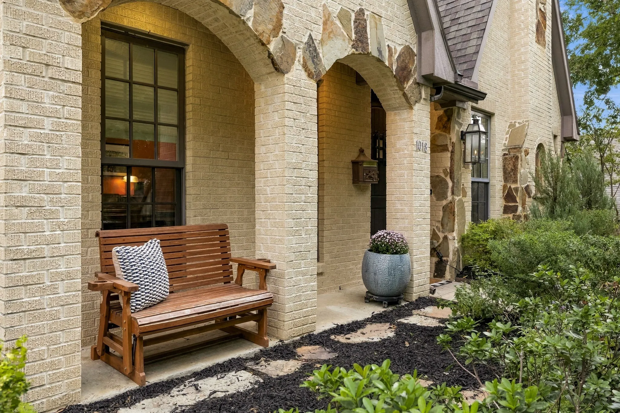 Single Family Residence For Sale in Dallas County , 1018 Clermont Avenue, Dallas, Texas 75223, 4 Bedroom, 4 Bathroom, 2 Garage spaces, 3,539 Sqft, built in 2017, mls#21398548, Real Estate Agent in Dallas, Homes For Sale in Dallas county, Homes For Sale in Dallas, Realtor in Dallas Texas, Real Estate Brokerage Independent Realty Texas, Luminita Cordes Realtor
