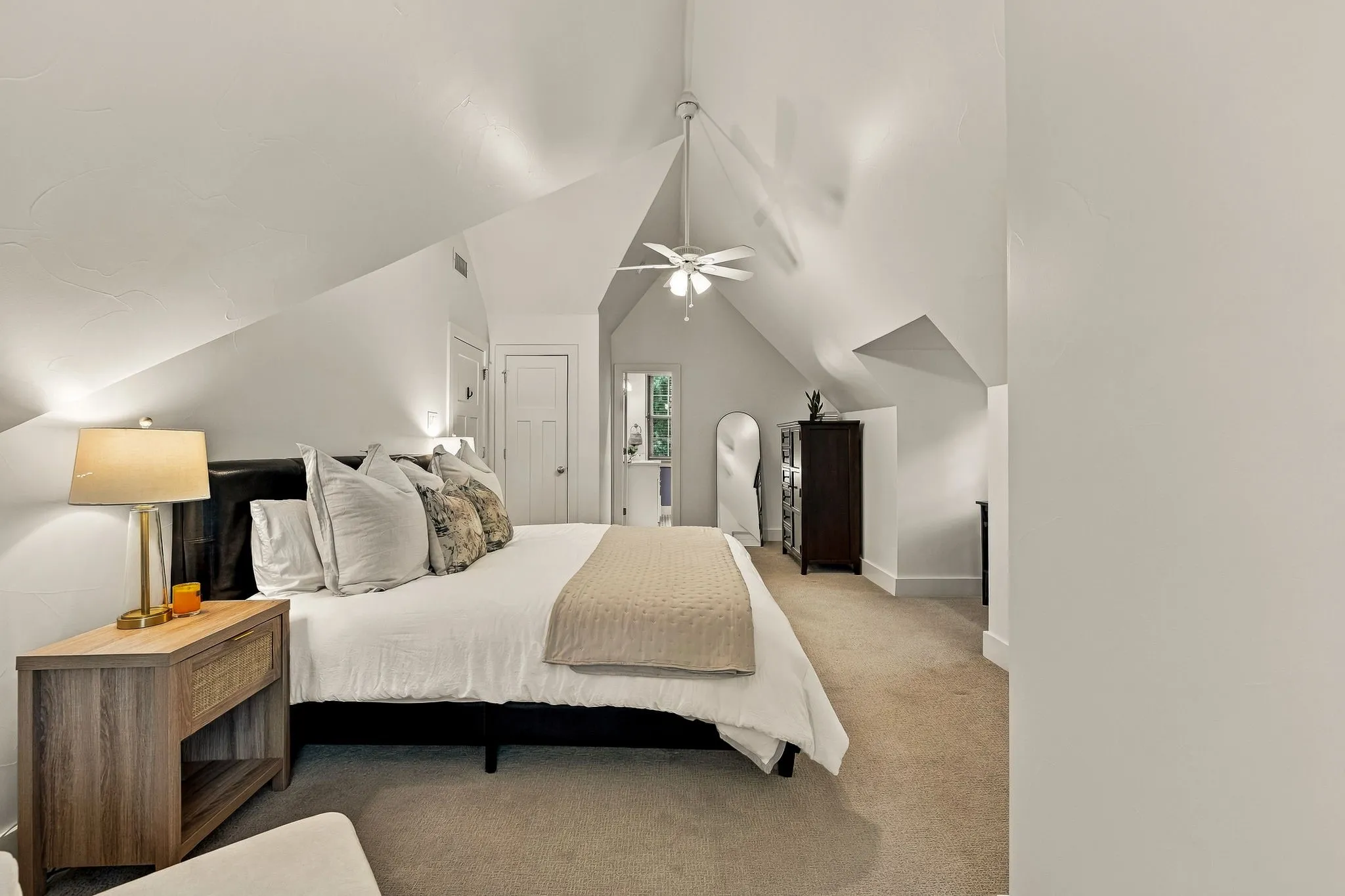 Single Family Residence For Sale in Dallas County , 1018 Clermont Avenue, Dallas, Texas 75223, 4 Bedroom, 4 Bathroom, 2 Garage spaces, 3,539 Sqft, built in 2017, mls#21398548, Real Estate Agent in Dallas, Homes For Sale in Dallas county, Homes For Sale in Dallas, Realtor in Dallas Texas, Real Estate Brokerage Independent Realty Texas, Luminita Cordes Realtor
